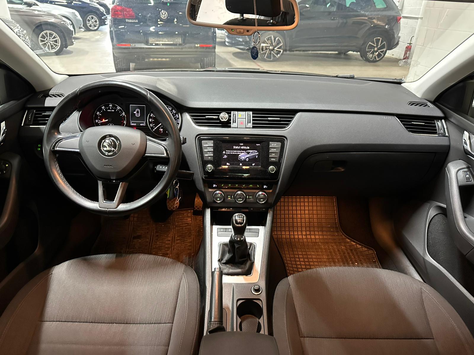 SKODA Octavia Combi 1.4 TSI Elegance-image-7