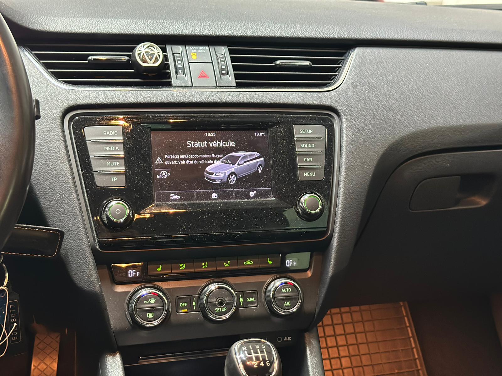 SKODA Octavia Combi 1.4 TSI Elegance-image-10