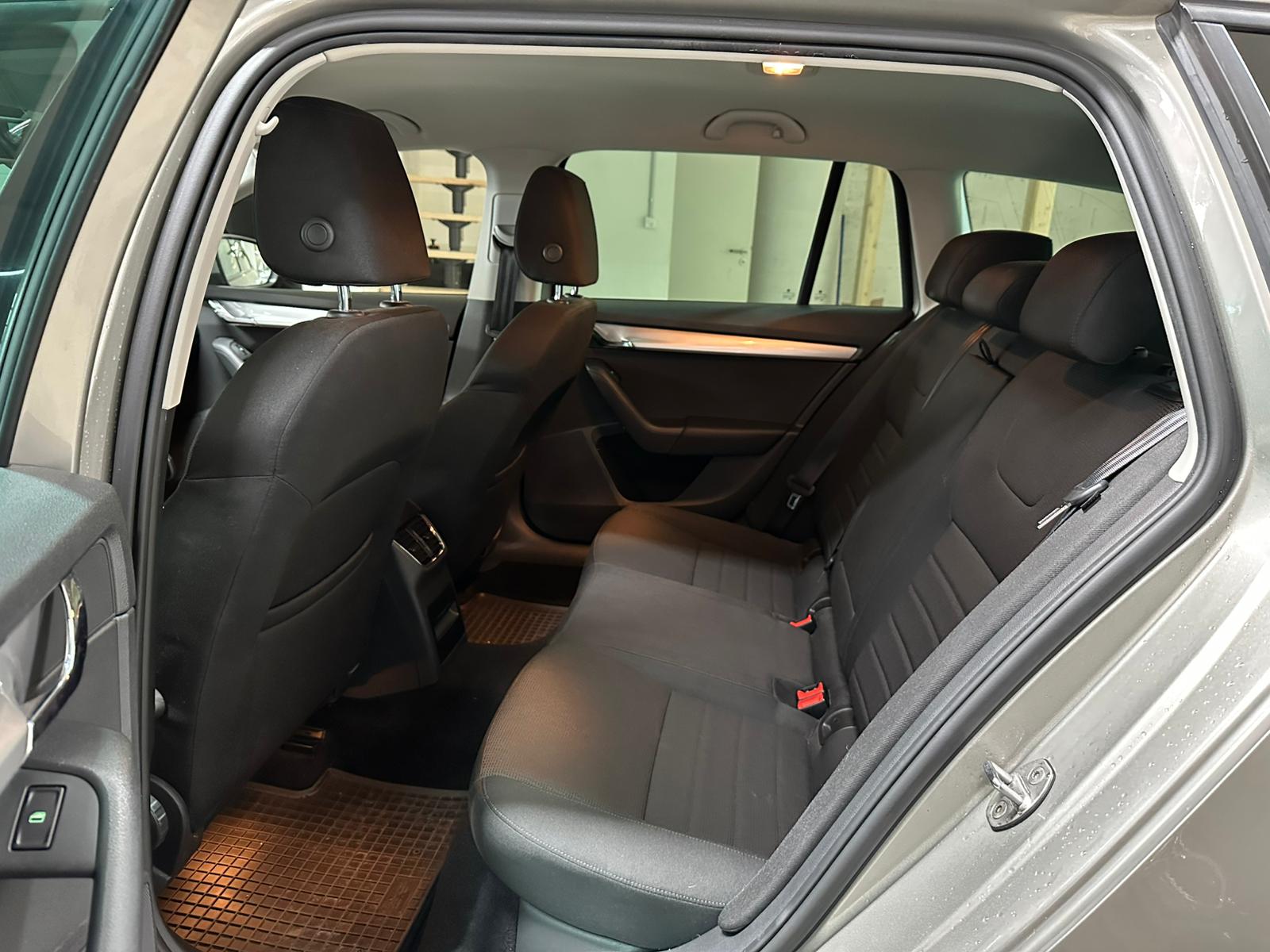 SKODA Octavia Combi 1.4 TSI Elegance-image-12