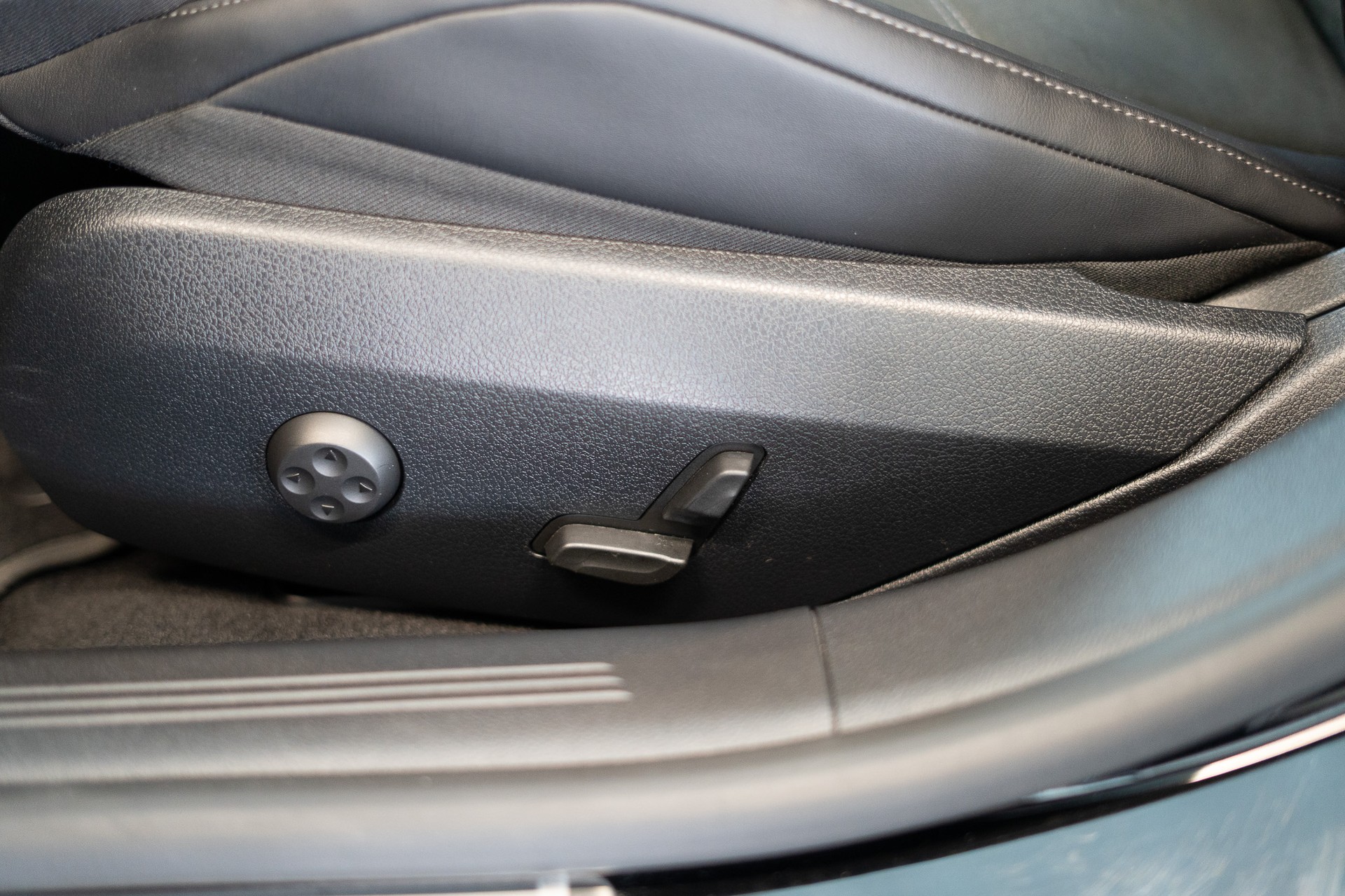 MERCEDES-BENZ E 220 d AMG Line Kombi / Facelift / Rückfahrkamera / el.Heckklappe-image-11