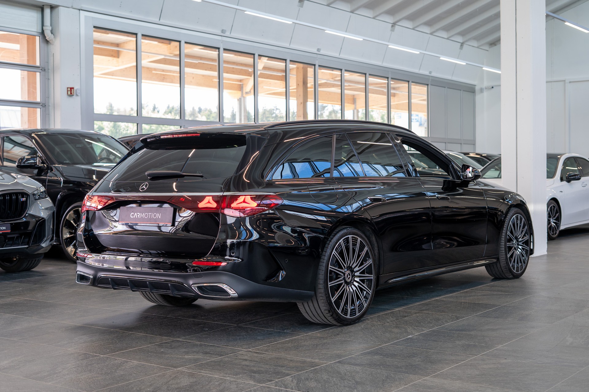 MERCEDES-BENZ E 220 d AMG Line Kombi / Facelift / Rückfahrkamera / el.Heckklappe-image-3