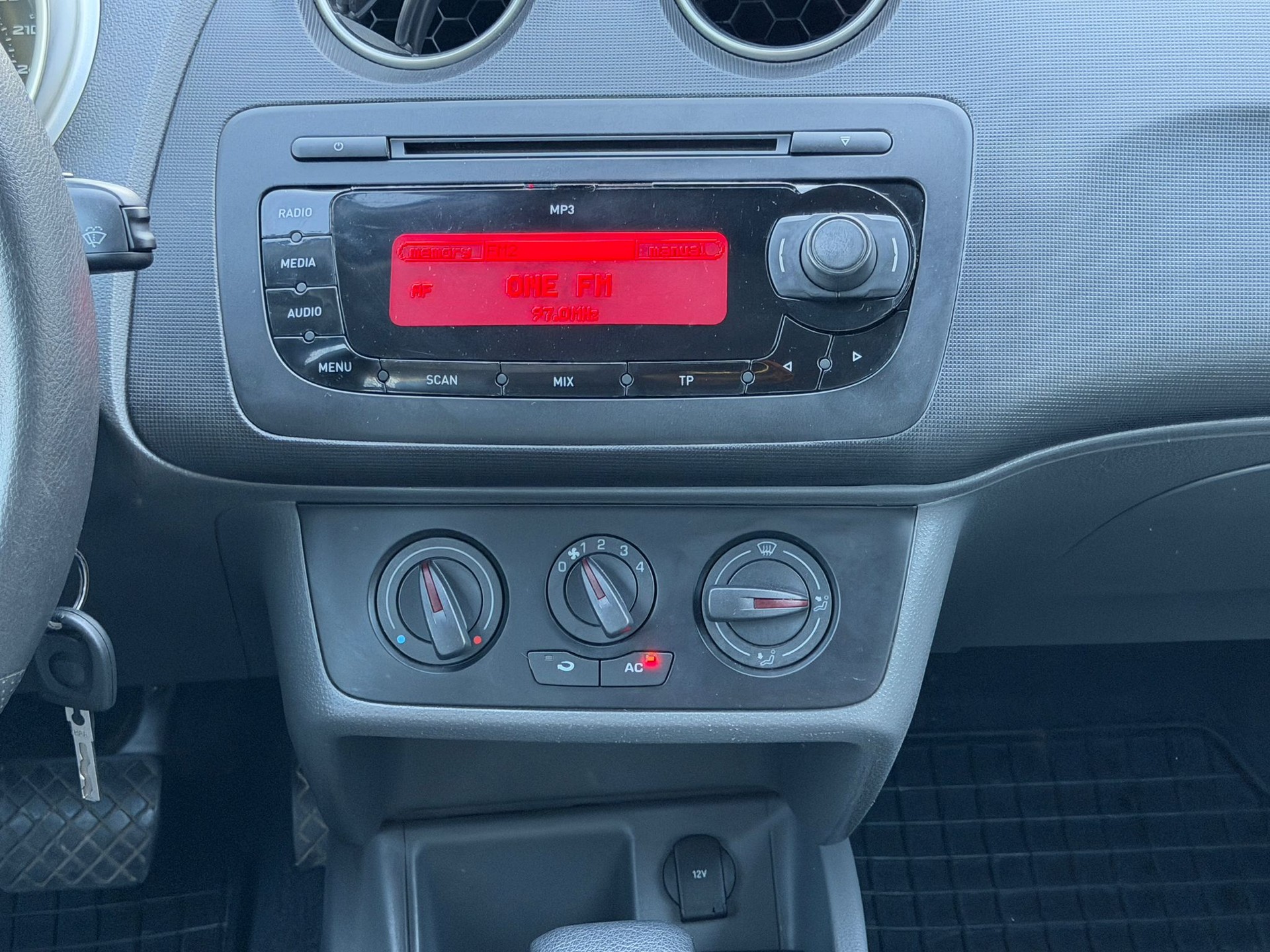 SEAT Ibiza 1.6 Style DSG-image-11