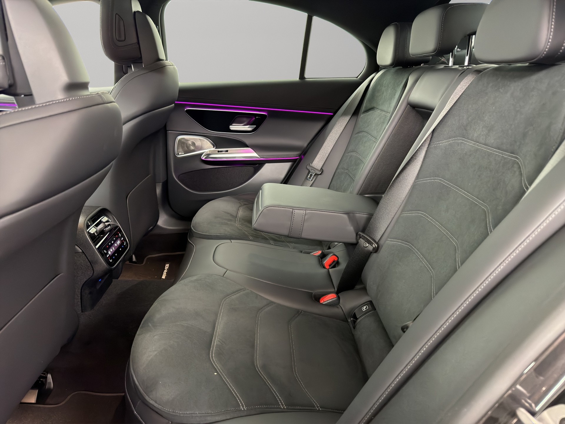 MERCEDES-BENZ E 220 d AMG Line 4matic-image-9
