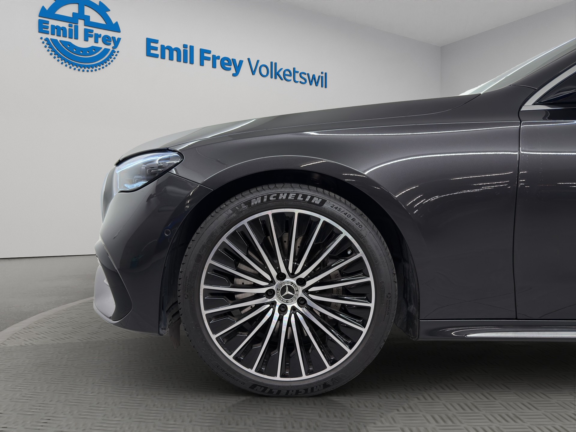 MERCEDES-BENZ E 220 d AMG Line 4matic-image-3