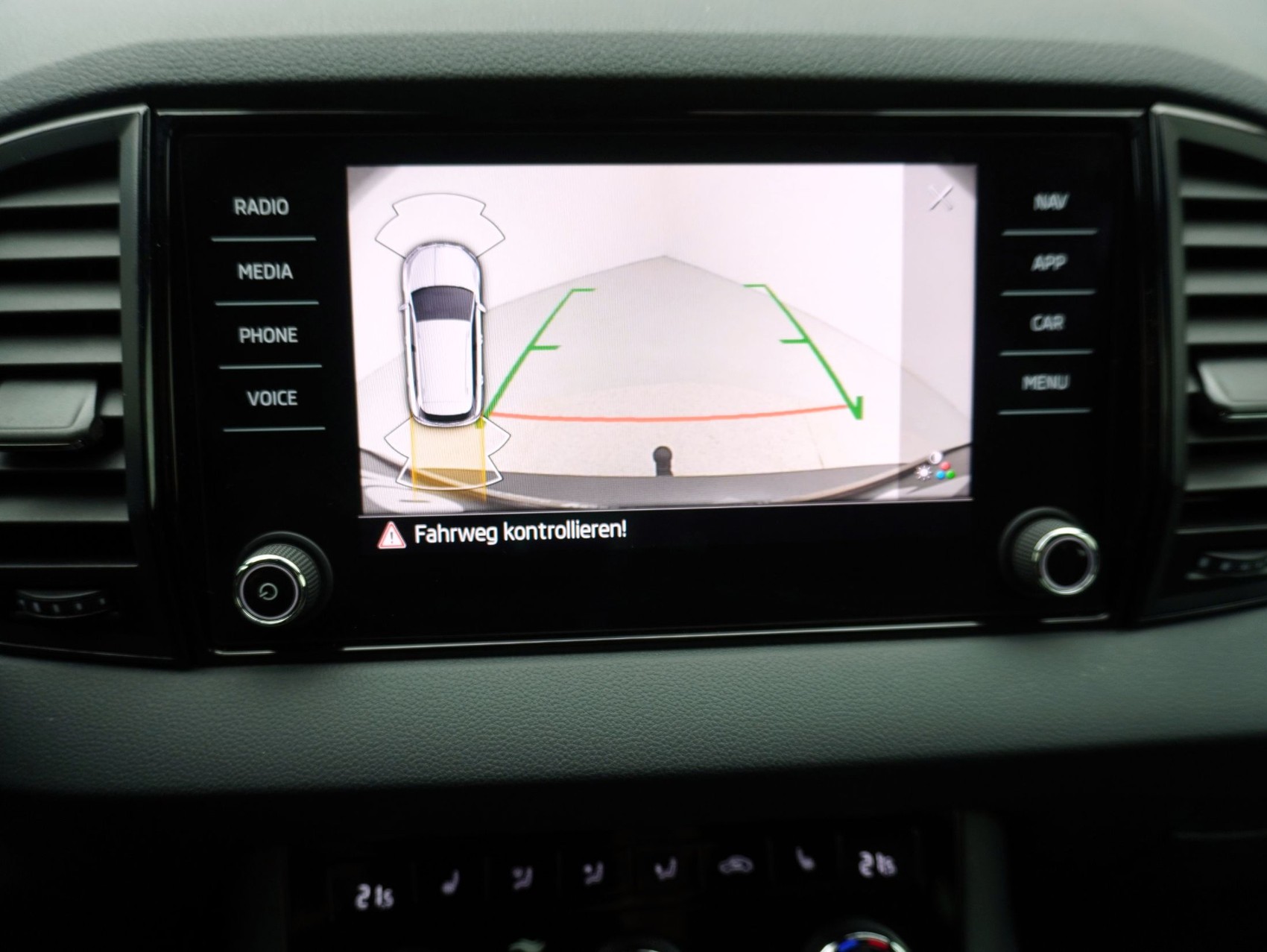 SKODA Karoq 1.5 TSI DSG Sport Line-image-17