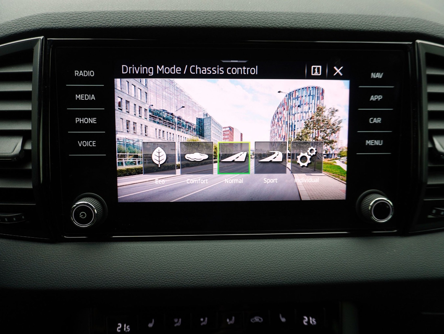 SKODA Karoq 1.5 TSI DSG Sport Line-image-20