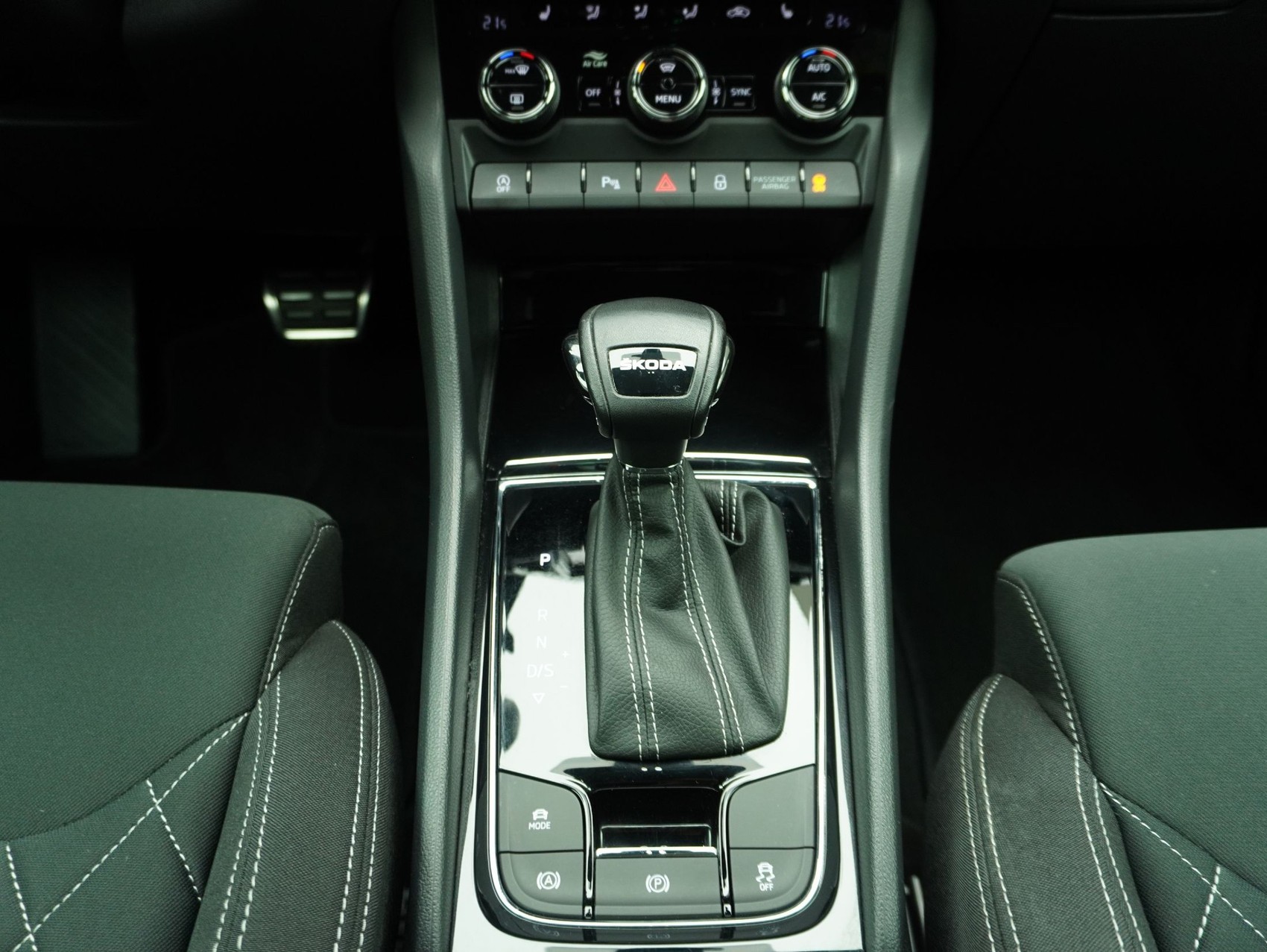 SKODA Karoq 1.5 TSI DSG Sport Line-image-13