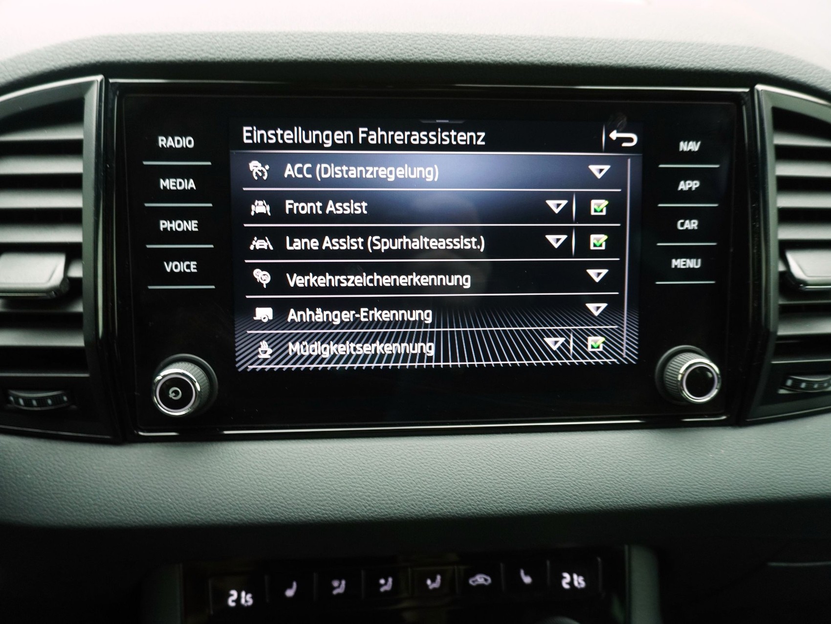 SKODA Karoq 1.5 TSI DSG Sport Line-image-21