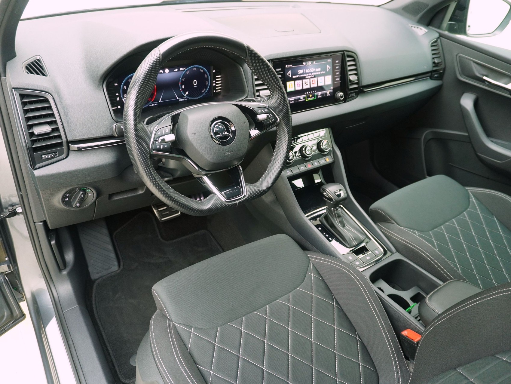 SKODA Karoq 1.5 TSI DSG Sport Line-image-8