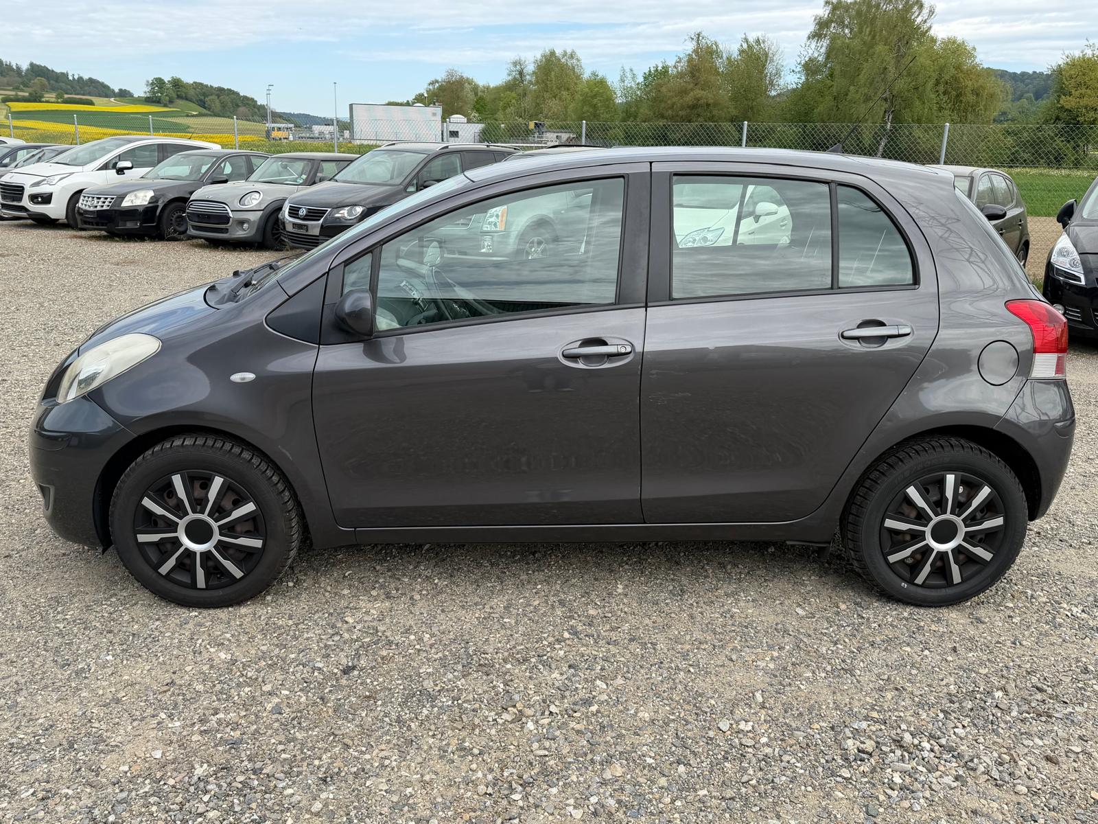 TOYOTA Yaris 1.0 Style-image-8