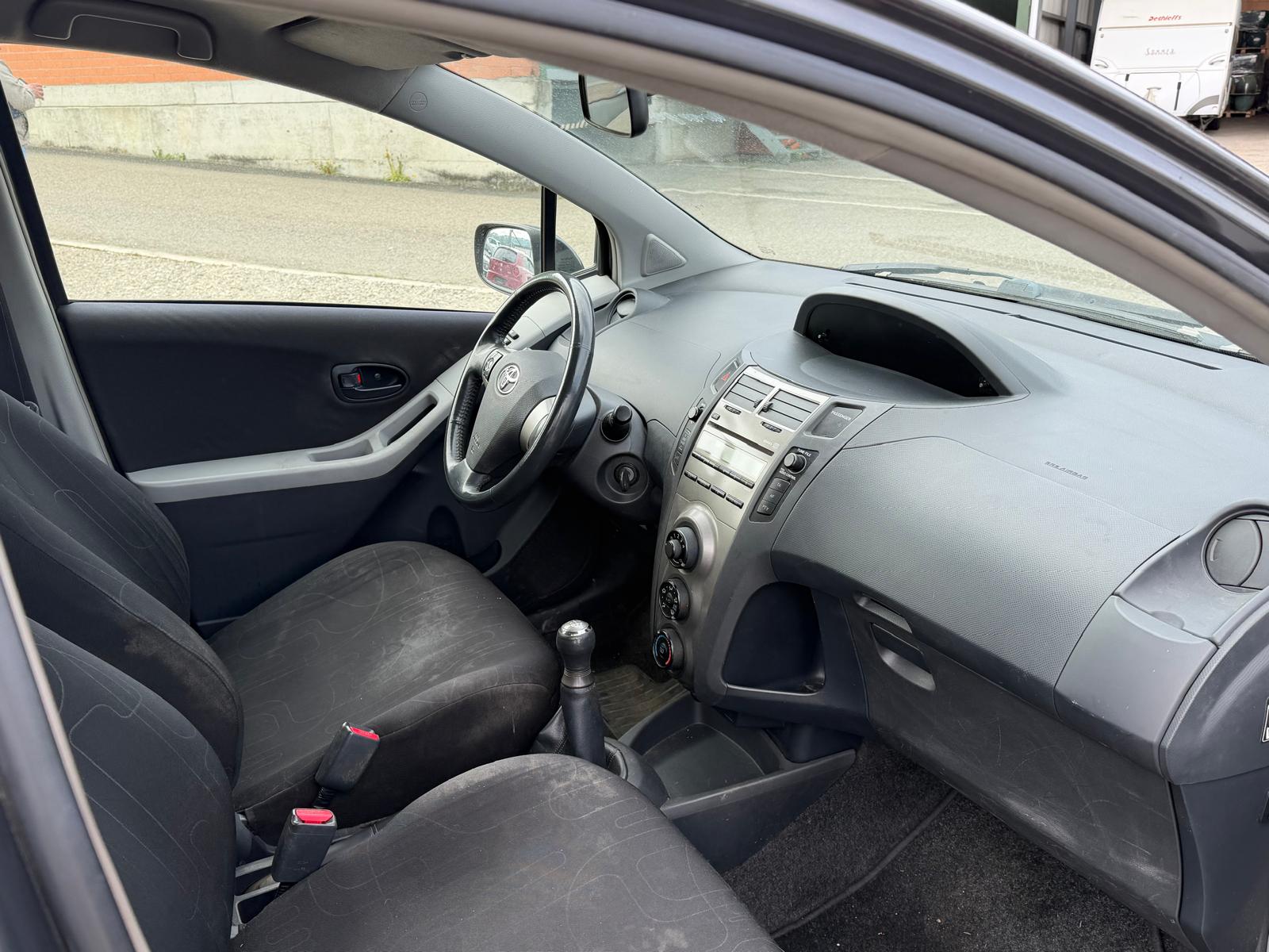 TOYOTA Yaris 1.0 Style-image-6