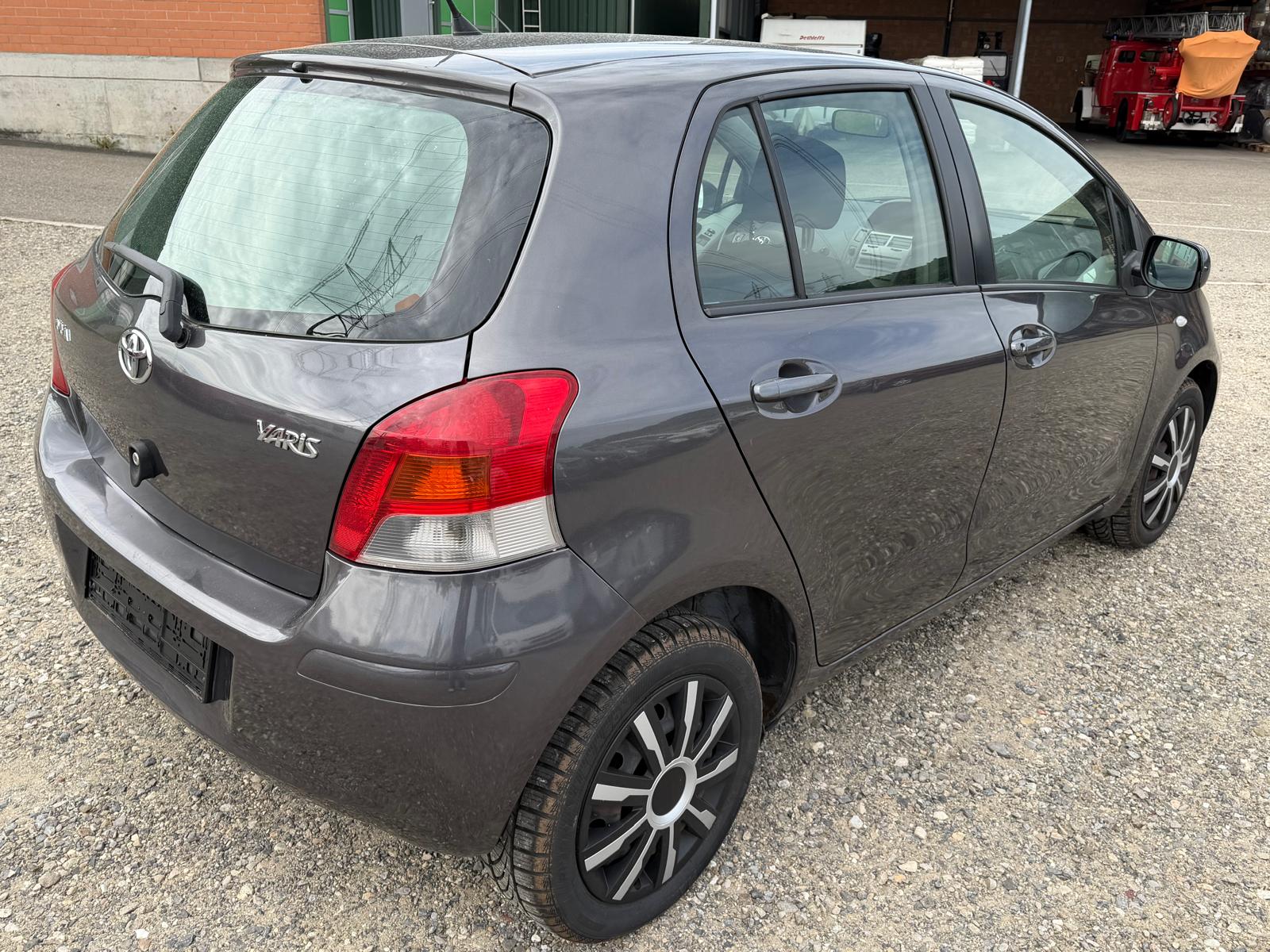 TOYOTA Yaris 1.0 Style-image-10