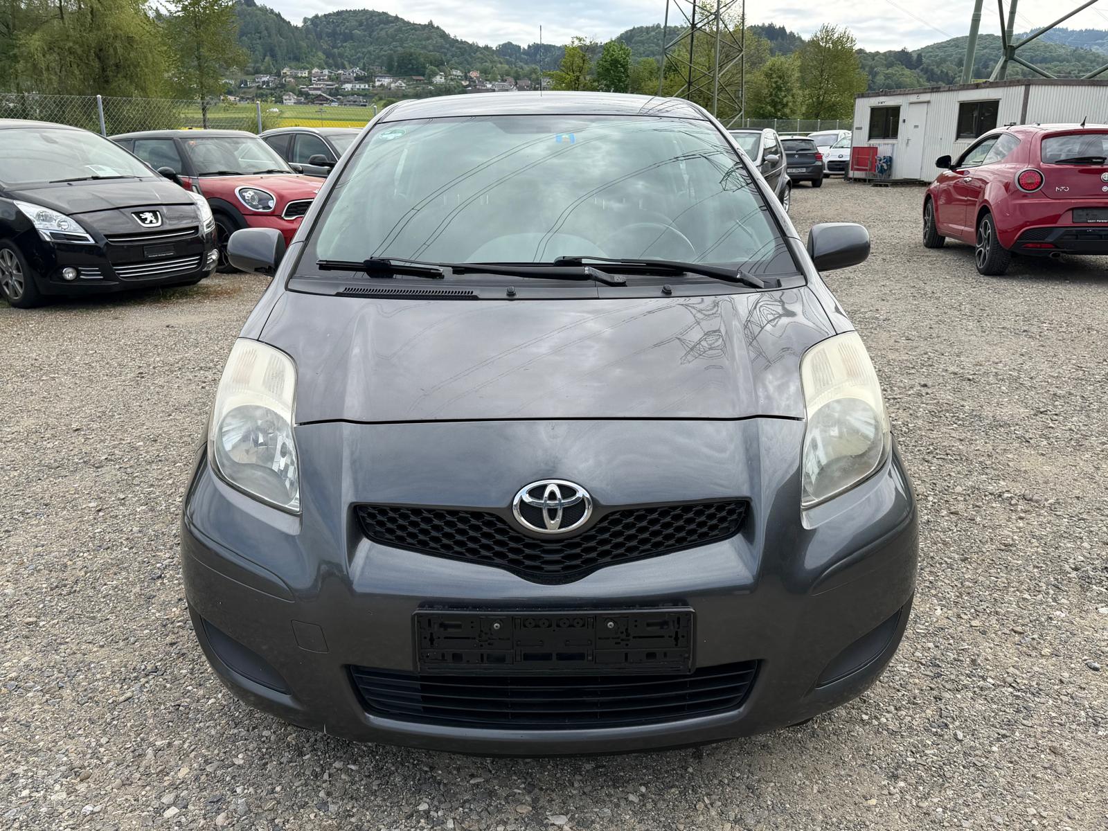TOYOTA Yaris 1.0 Style-image-2