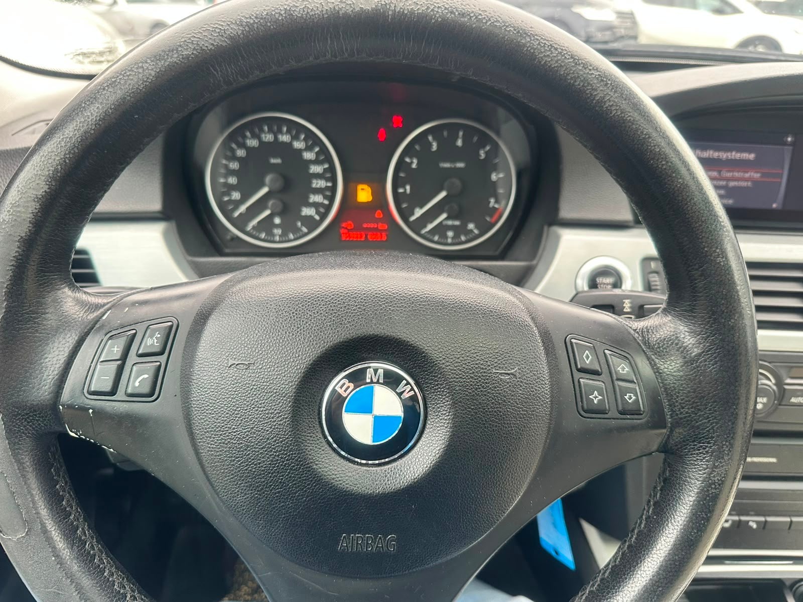 BMW 330i-image-12