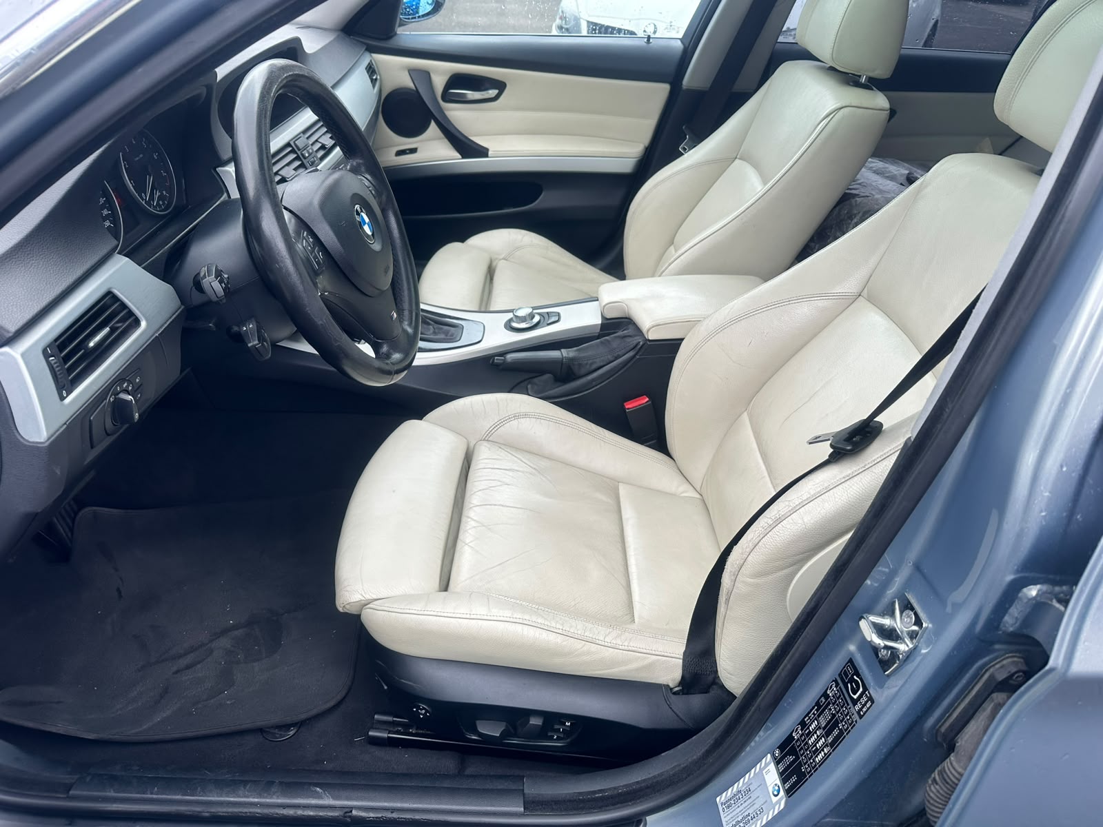BMW 330i-image-13