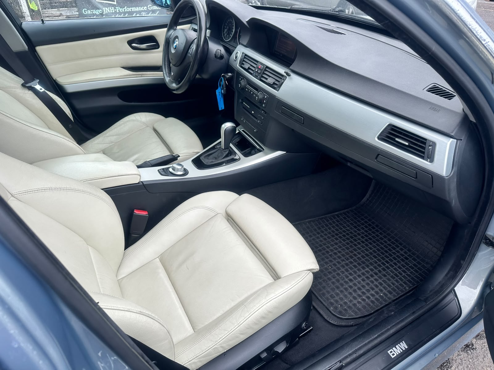 BMW 330i-image-9