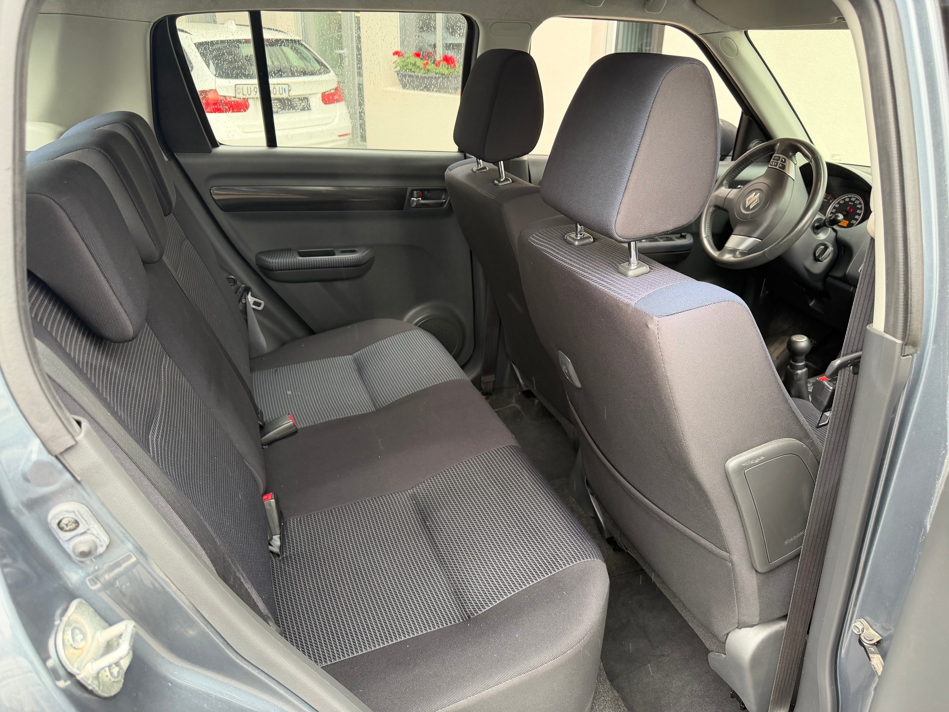 SUZUKI Swift 1.3i 16V GL Top 4x4-image-8
