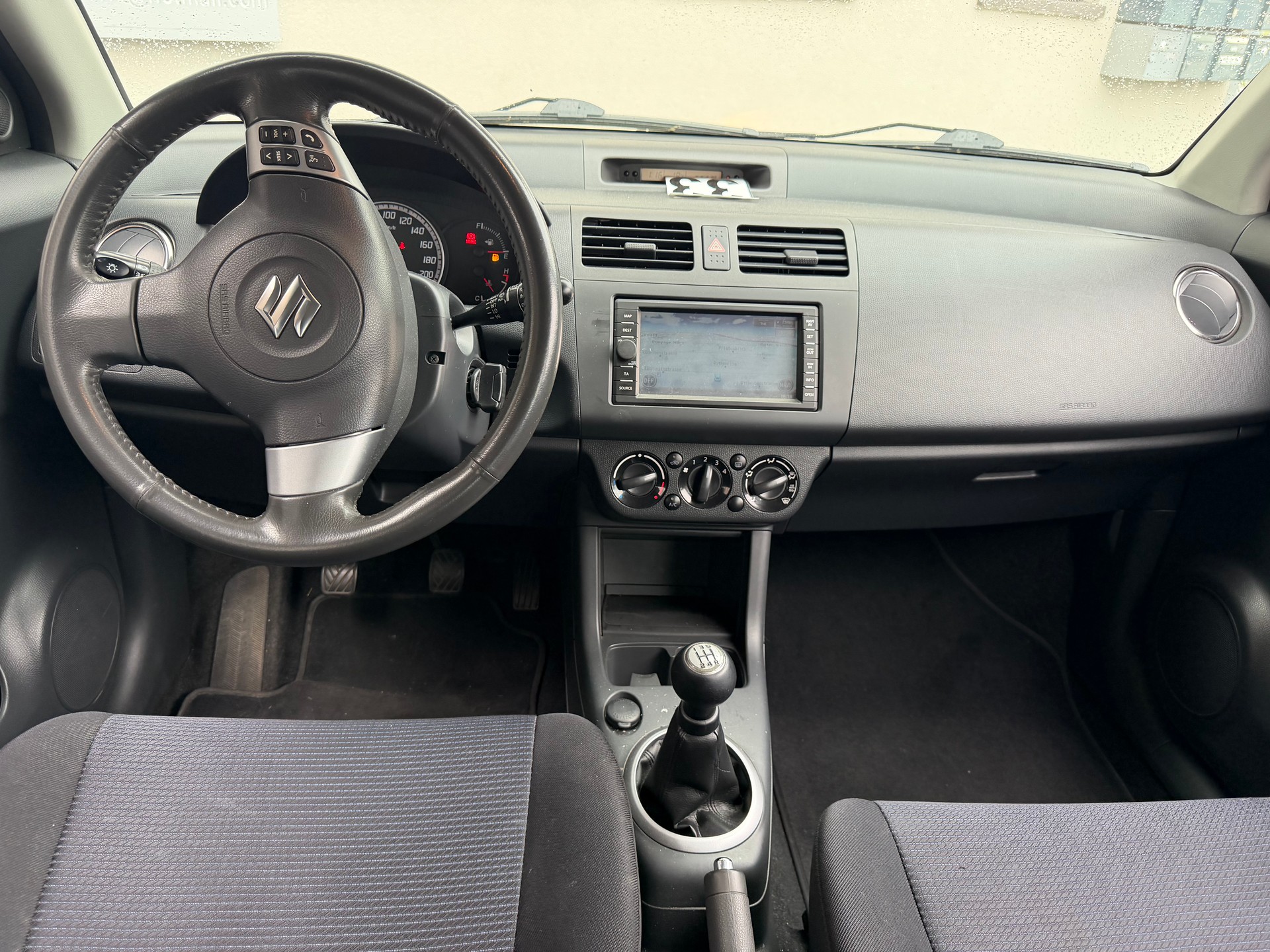 SUZUKI Swift 1.3i 16V GL Top 4x4-image-9