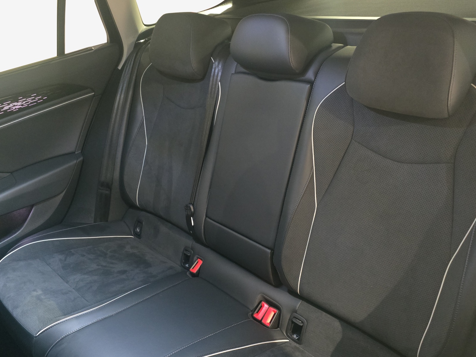 VW Passat Variant 2.0 TDI evo Business 4 Motion DSG-image-11
