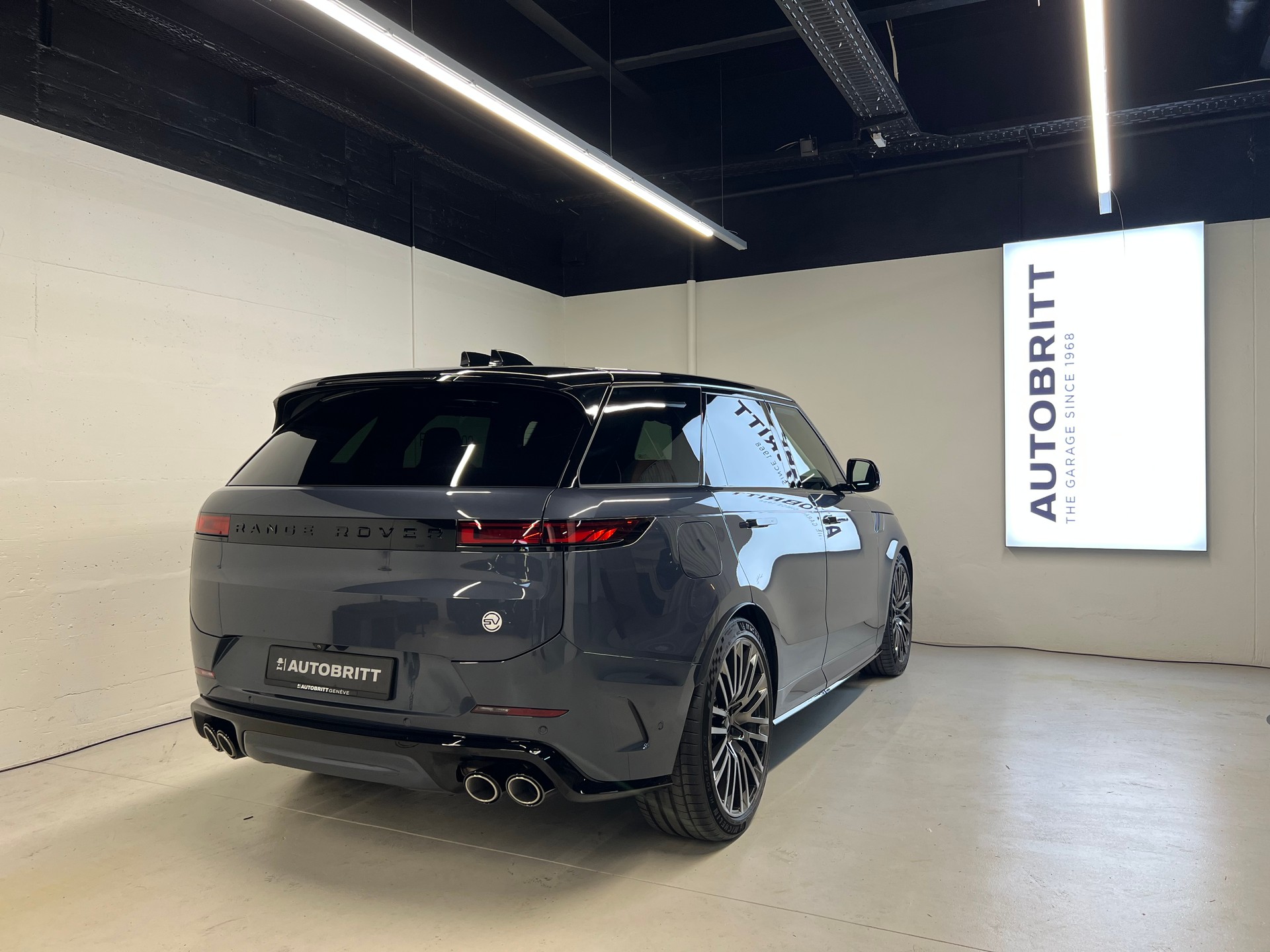 LAND ROVER Range Rover Sport 4.4 V8 SV-showroom-element-1