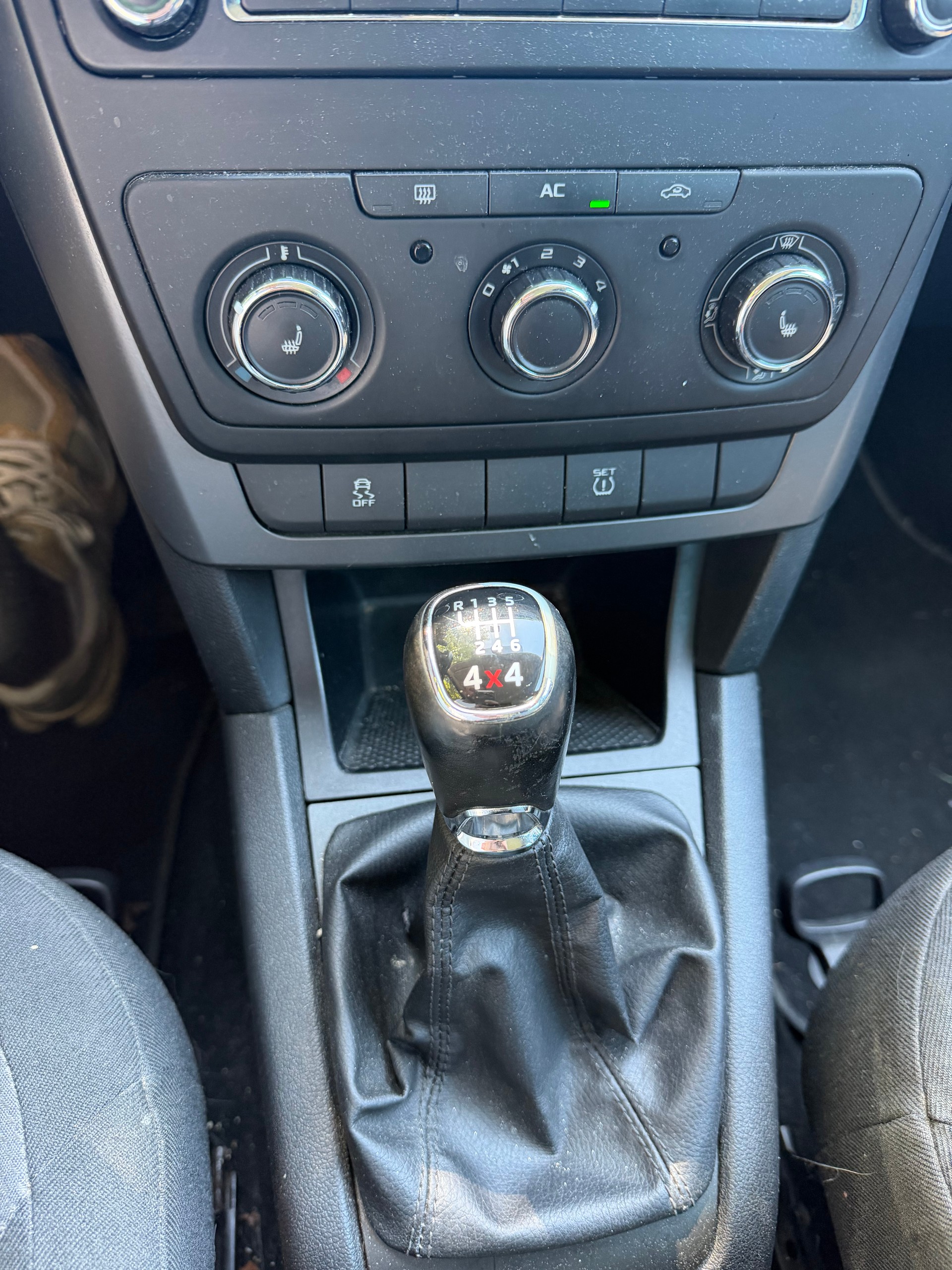 SKODA Yeti 2.0 TDI AllDrive 4x4-image-8