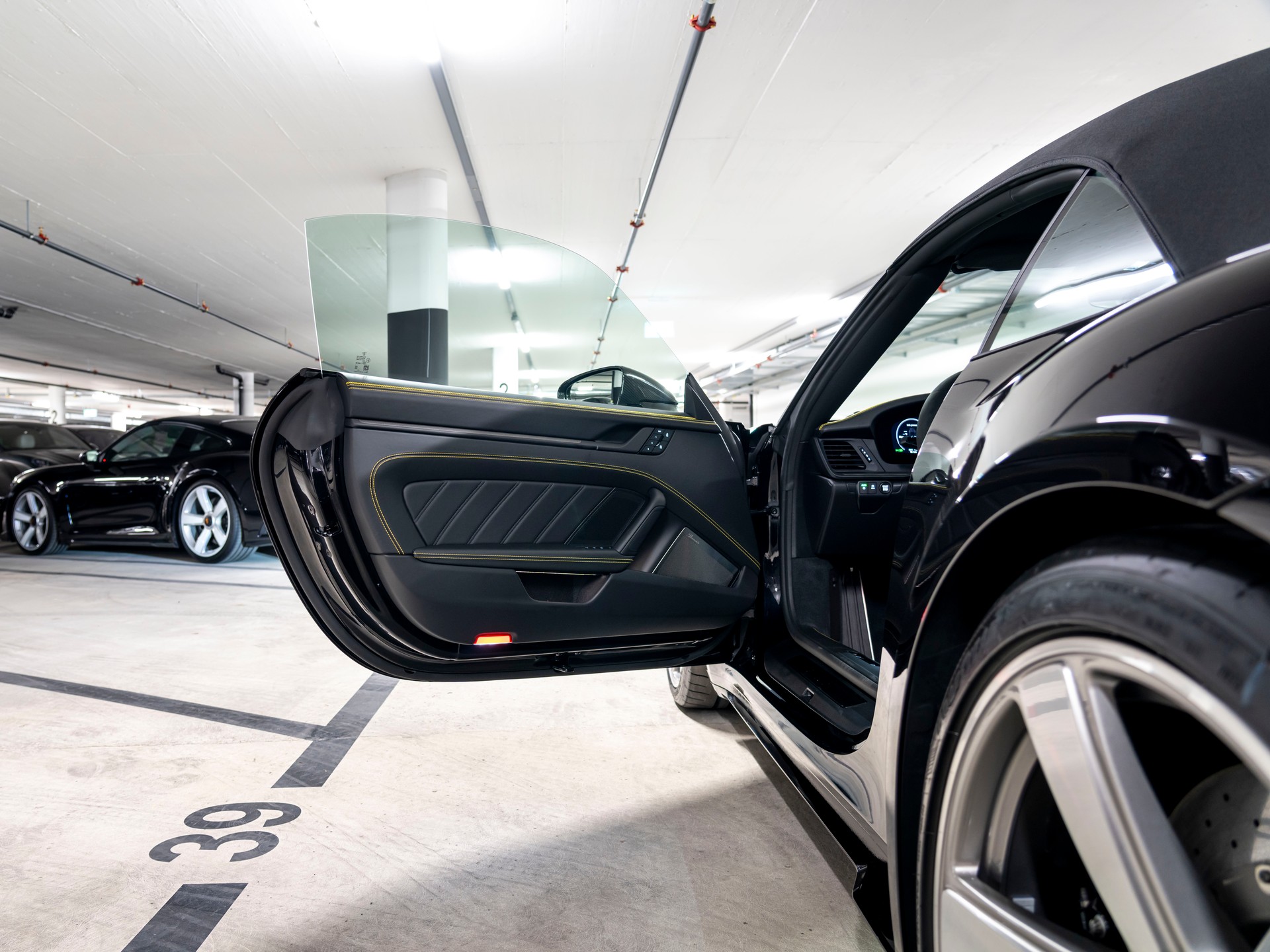 PORSCHE 911 Turbo S Cabriolet PDK-image-21