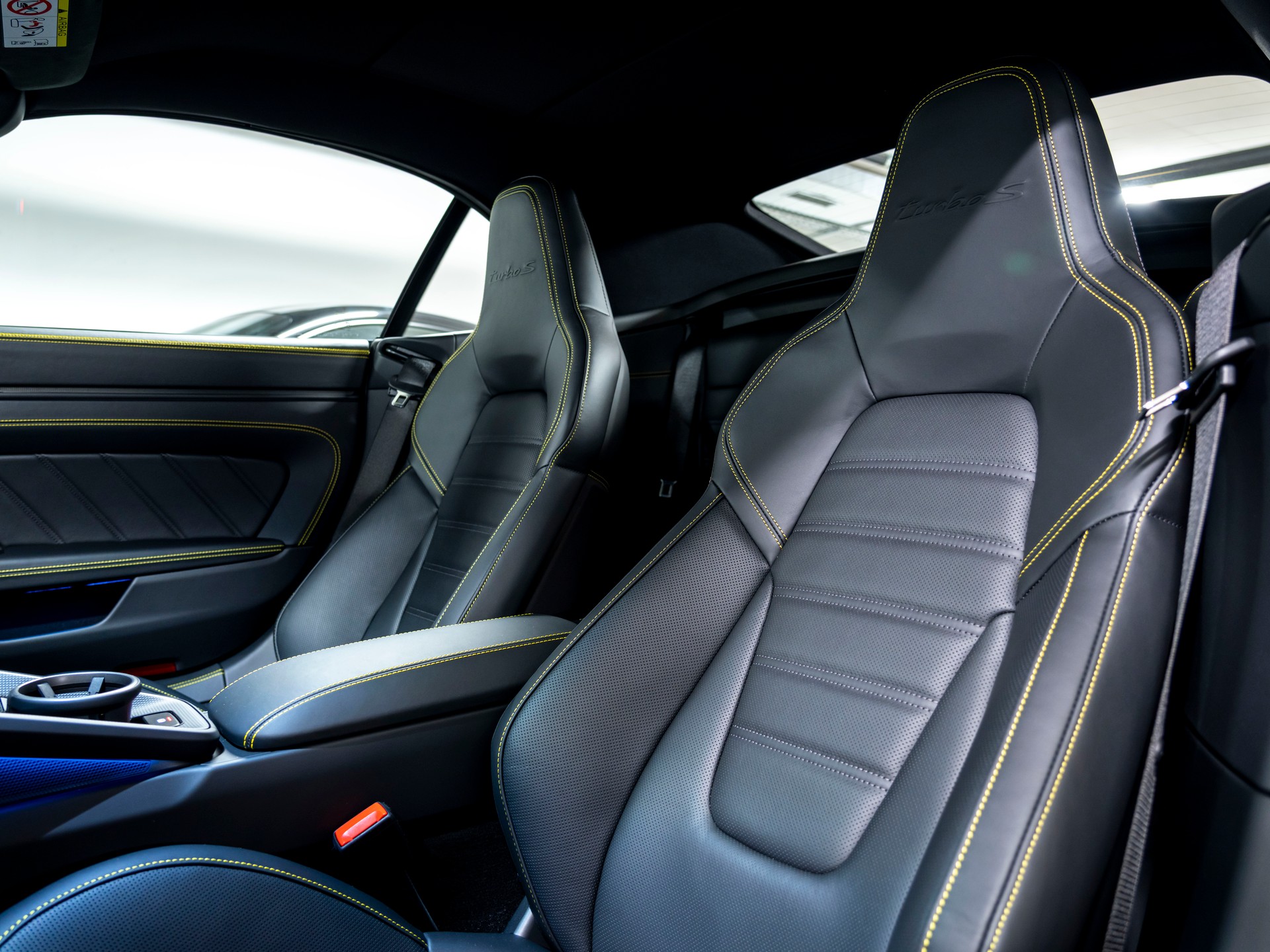PORSCHE 911 Turbo S Cabriolet PDK-image-16