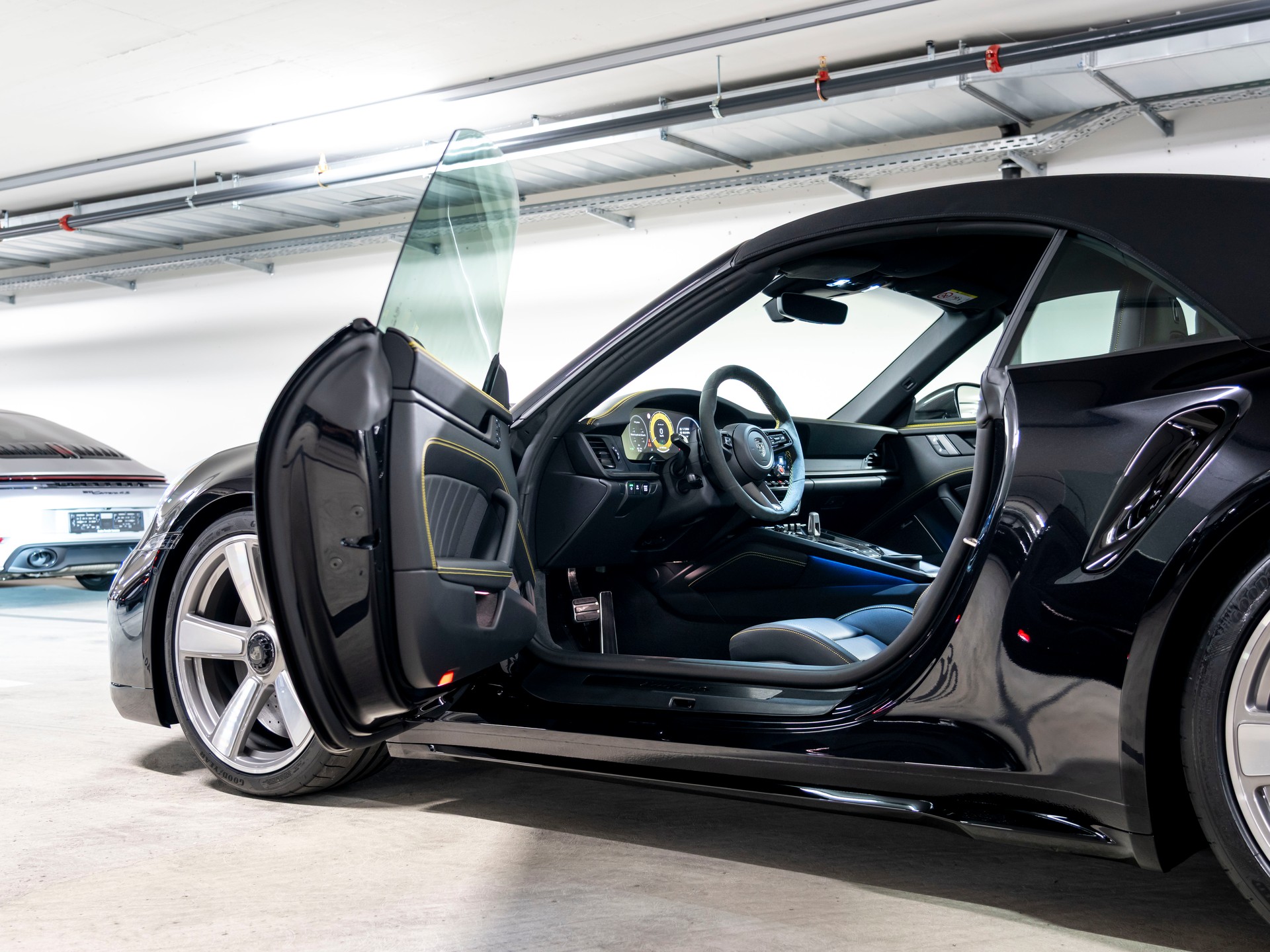 PORSCHE 911 Turbo S Cabriolet PDK-image-17