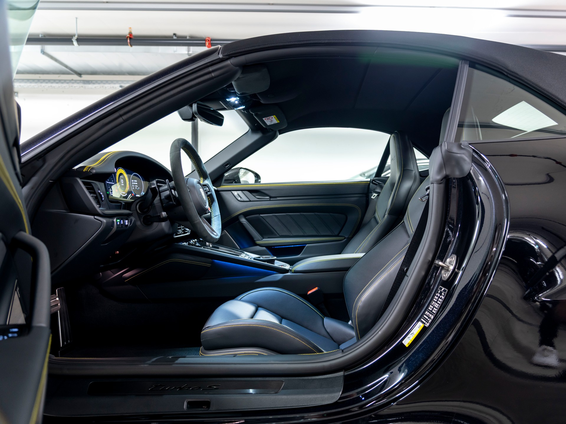 PORSCHE 911 Turbo S Cabriolet PDK-image-18