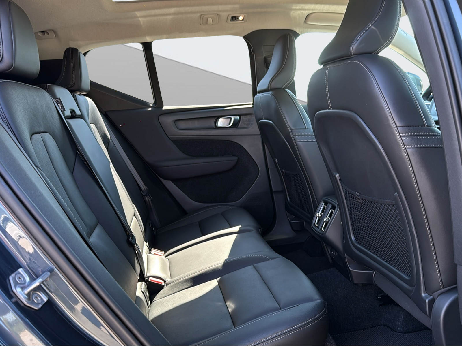 VOLVO XC40 2.0 B4 MH Inscription AWD-image-10