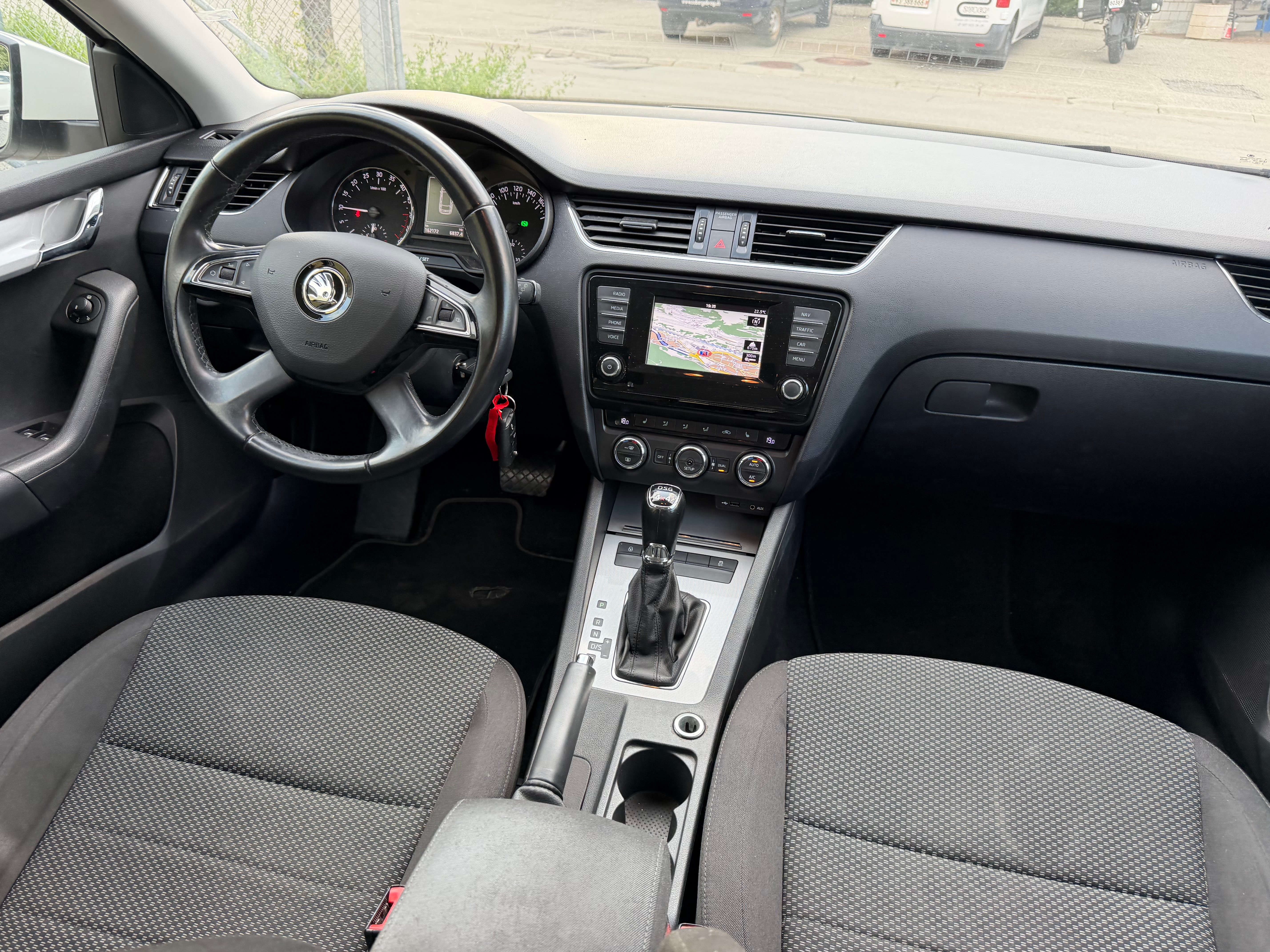 SKODA Octavia Combi 2.0 TDI Ambition 4x4 DSG — slika 7