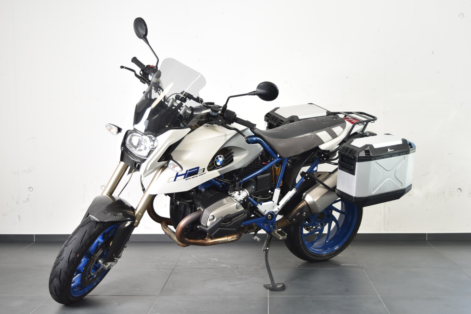 BMW HP2 Megamoto-showroom-element-1