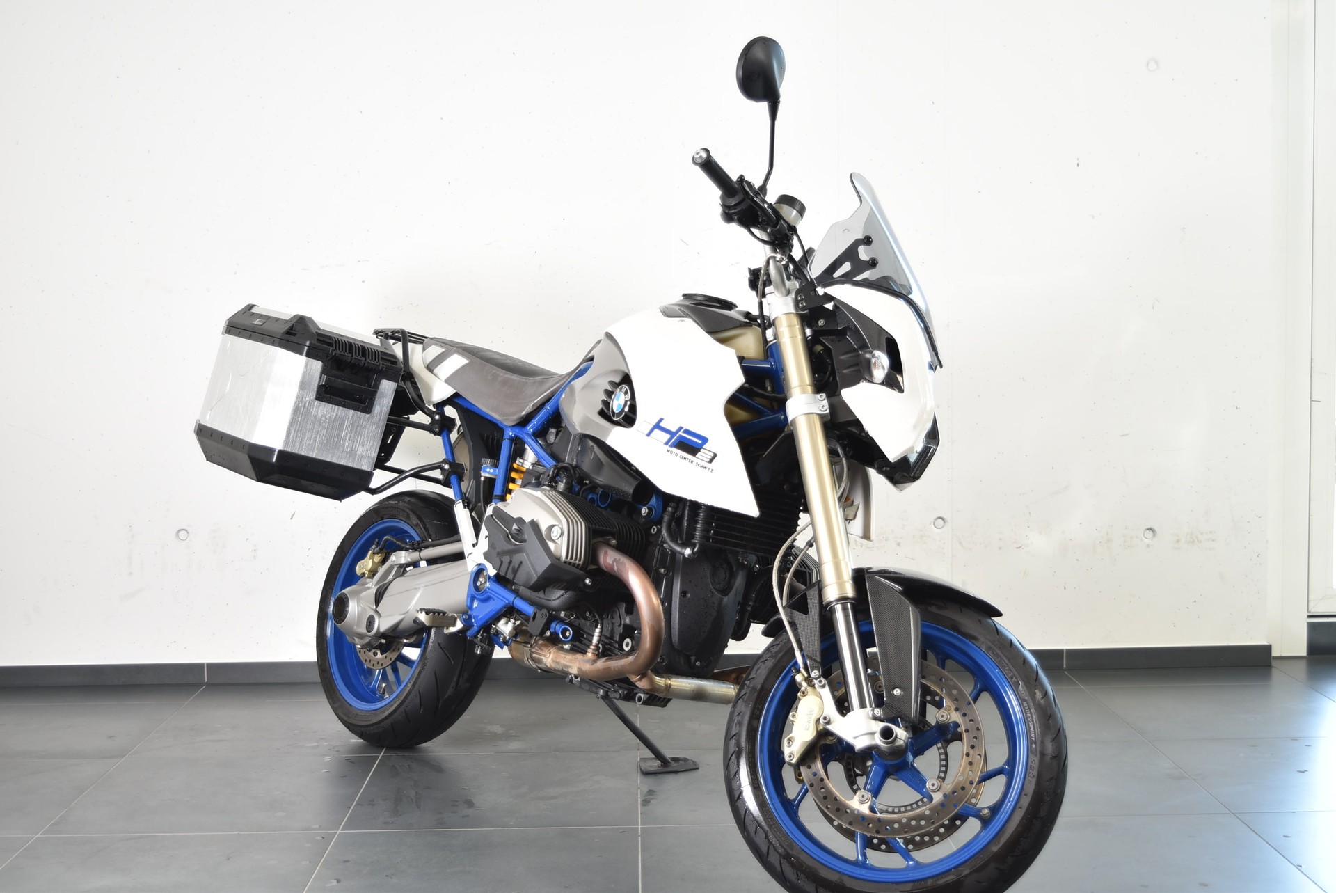 BMW HP2 Megamoto-showroom-element-2