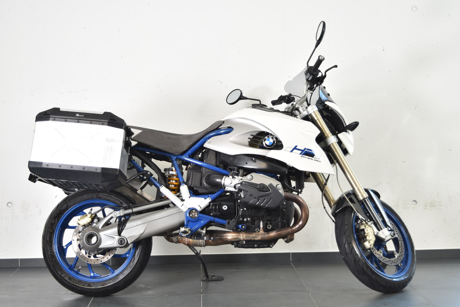 BMW HP2 Megamoto-showroom-element-3