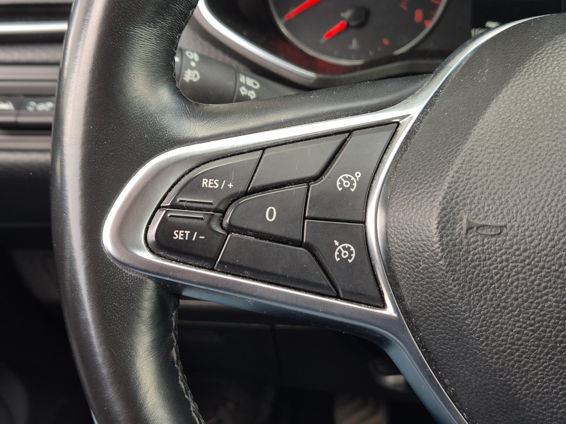 RENAULT Clio 1.0 Business-image-23