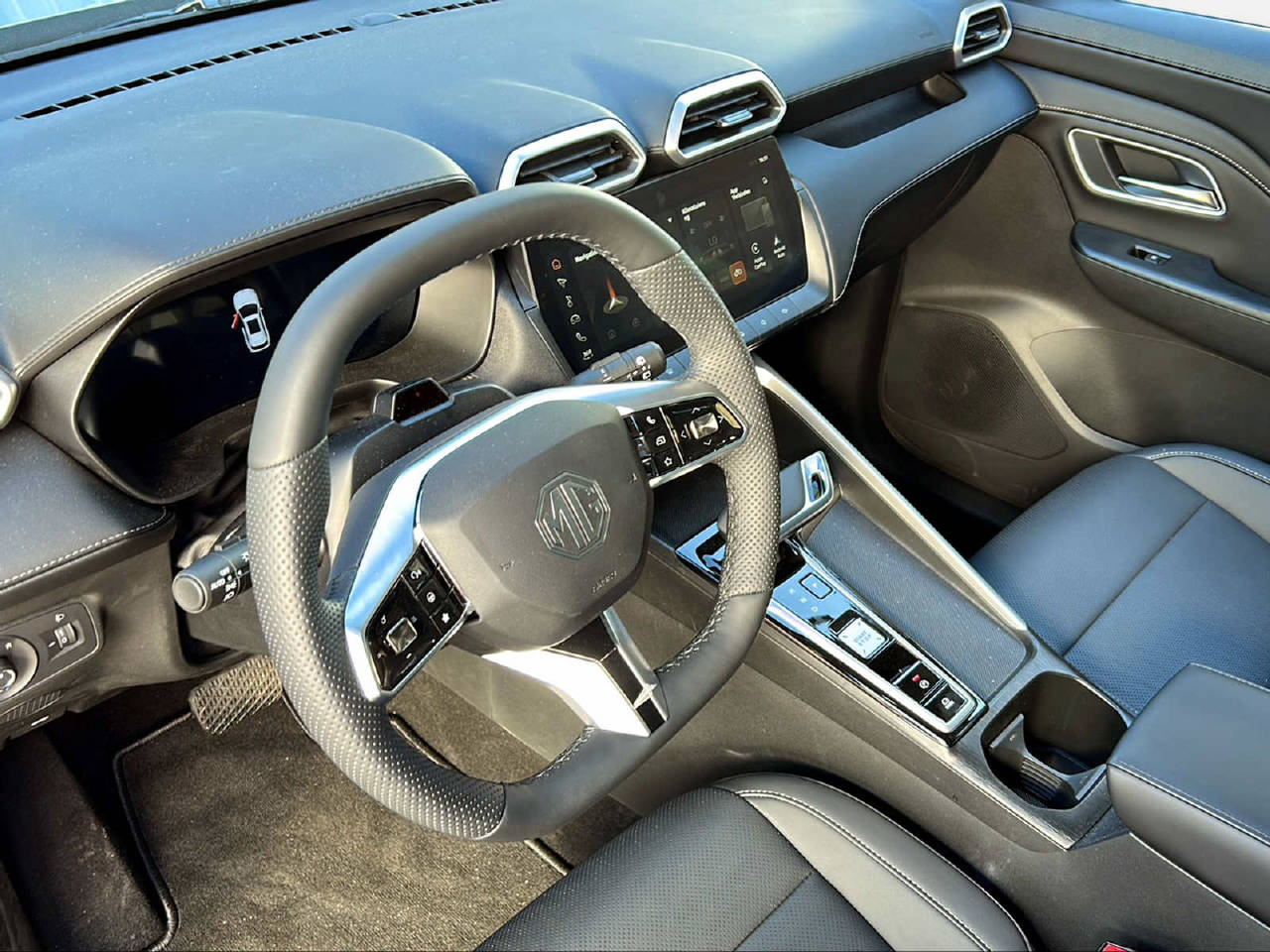 MG ZS 1.5 Hybrid+ Luxury-image-2