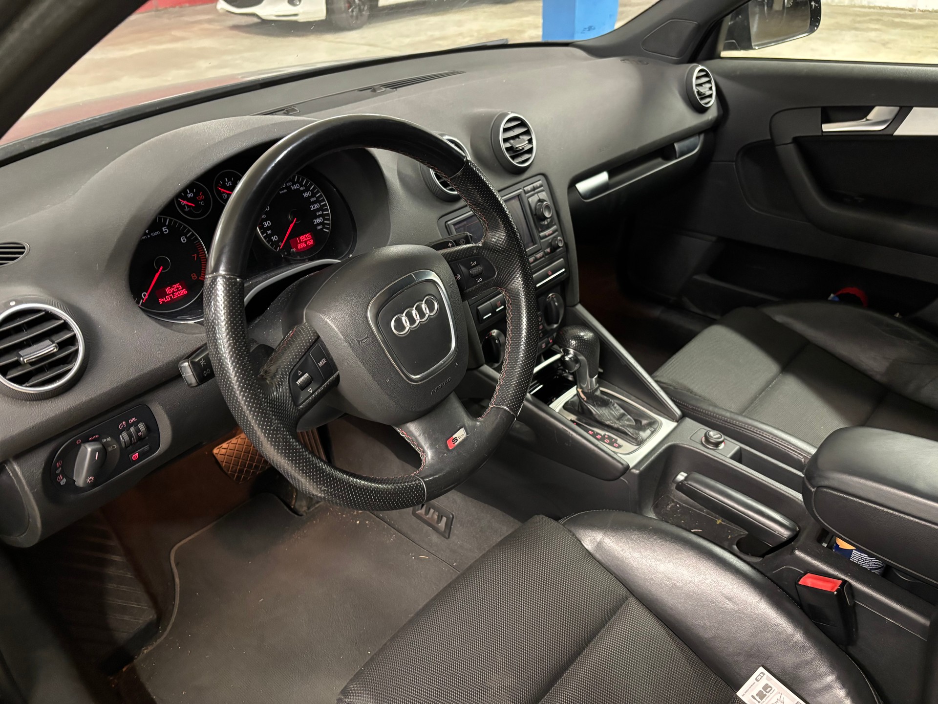 AUDI A3 Sportback 2.0 Turbo FSI Ambition S-tronic-image-2
