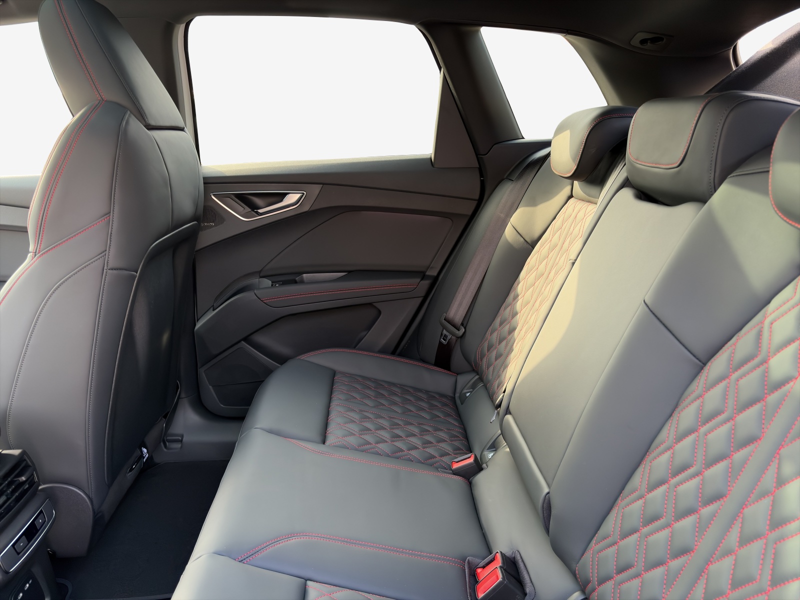 AUDI Q4 e-tron 45 Edition Swiss Ski quattro-image-11