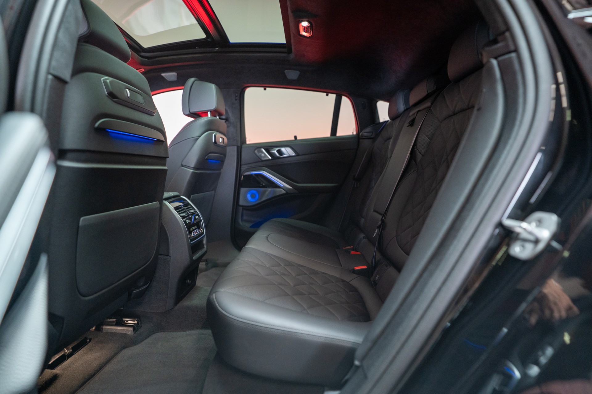 BMW X6 M60i M Sport Pro / Panorama-Glasdach / Bowers&Wilkins / 360°Kamera-image-16