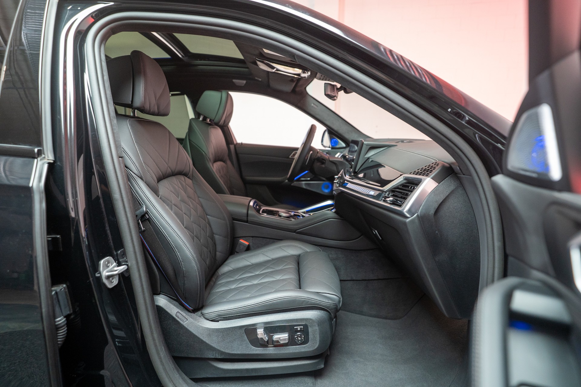 BMW X6 M60i M Sport Pro / Panorama-Glasdach / Bowers&Wilkins / 360°Kamera-image-21