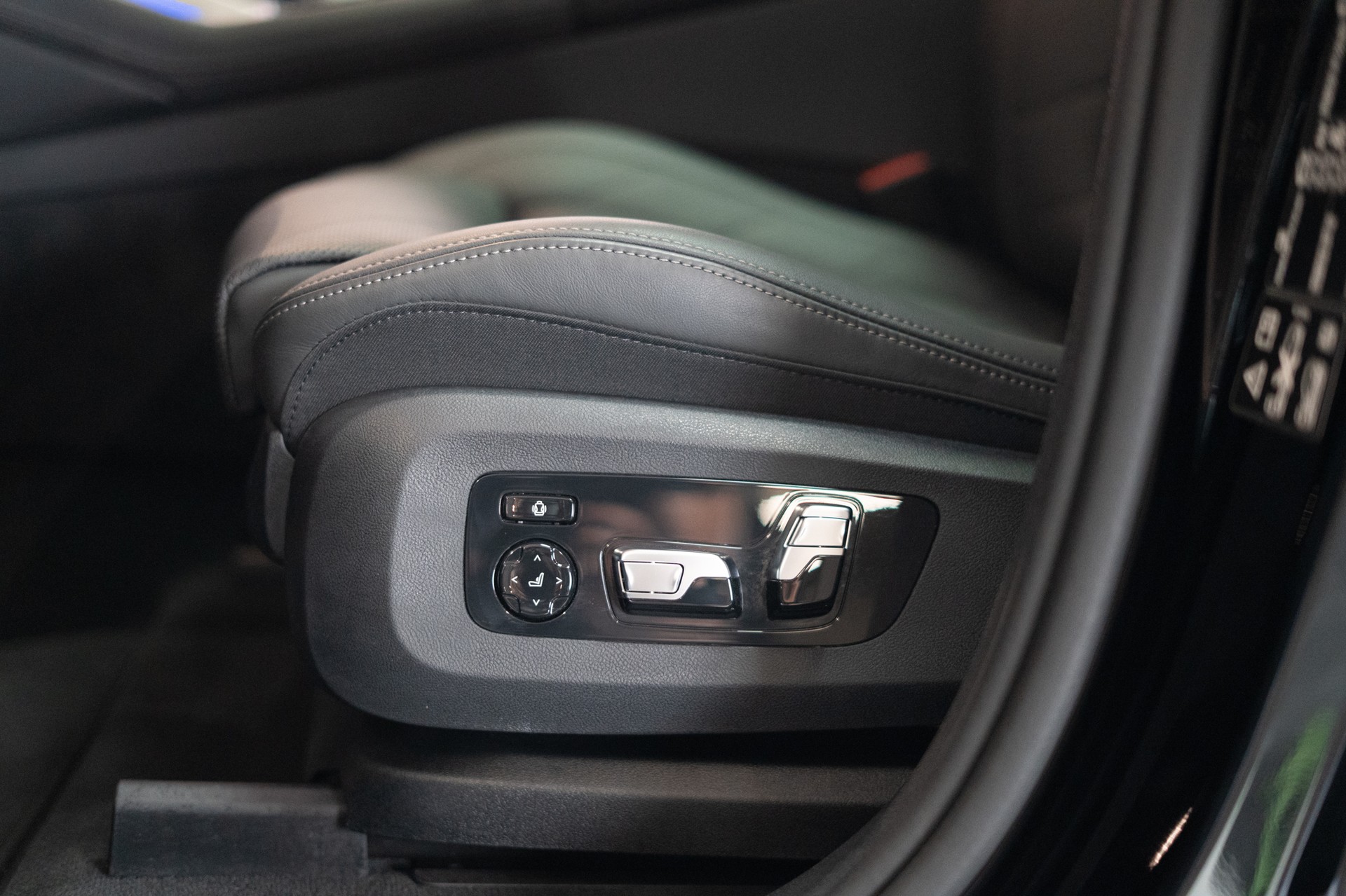 BMW X6 M60i M Sport Pro / Panorama-Glasdach / Bowers&Wilkins / 360°Kamera-image-10