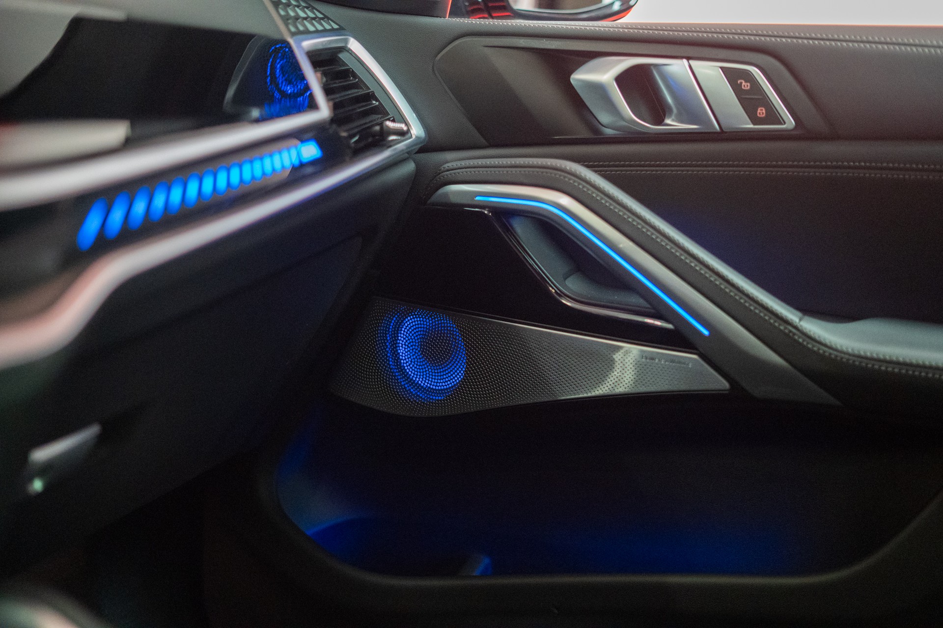 BMW X6 M60i M Sport Pro / Panorama-Glasdach / Bowers&Wilkins / 360°Kamera-image-14