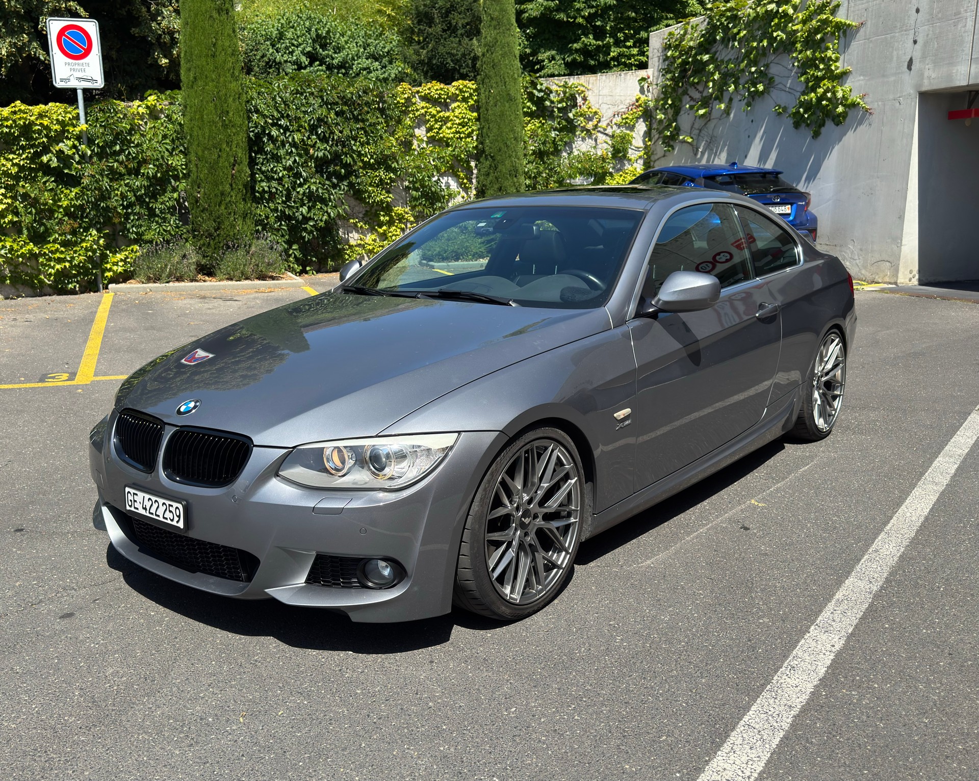 BMW 335i xDrive-image-2
