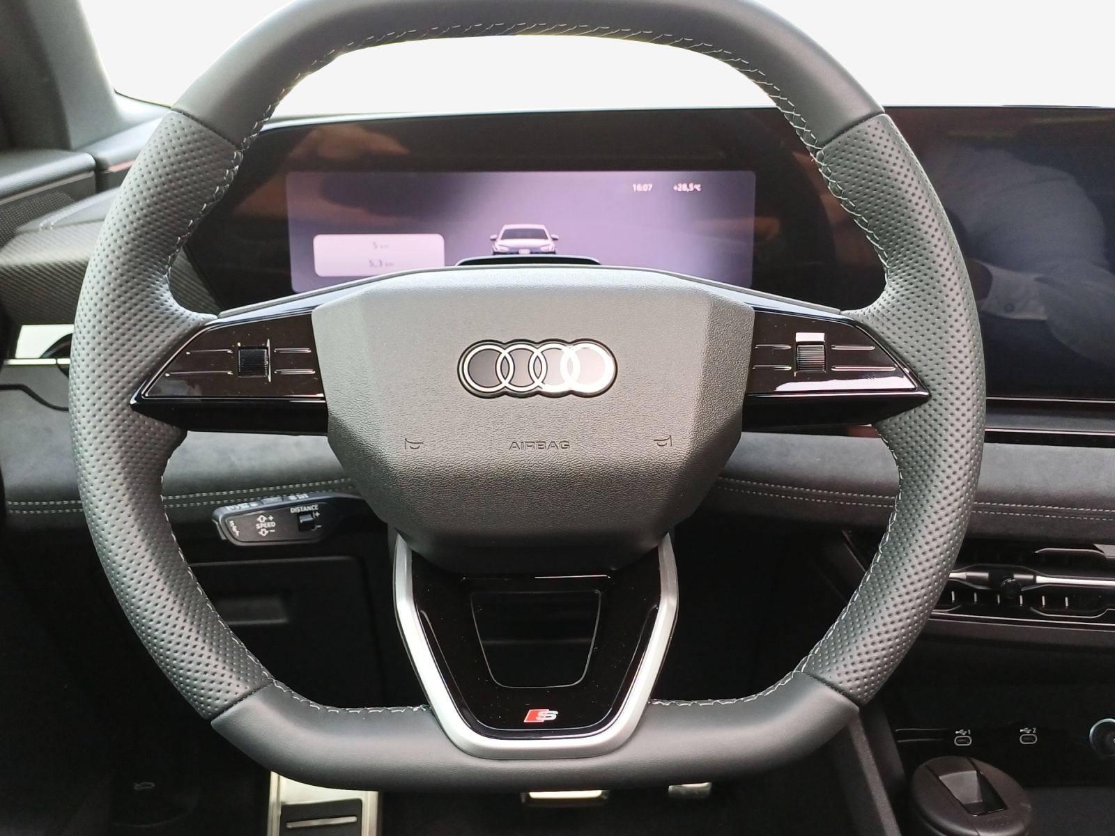 AUDI Q6 Sportback e-tron quattro-image-9