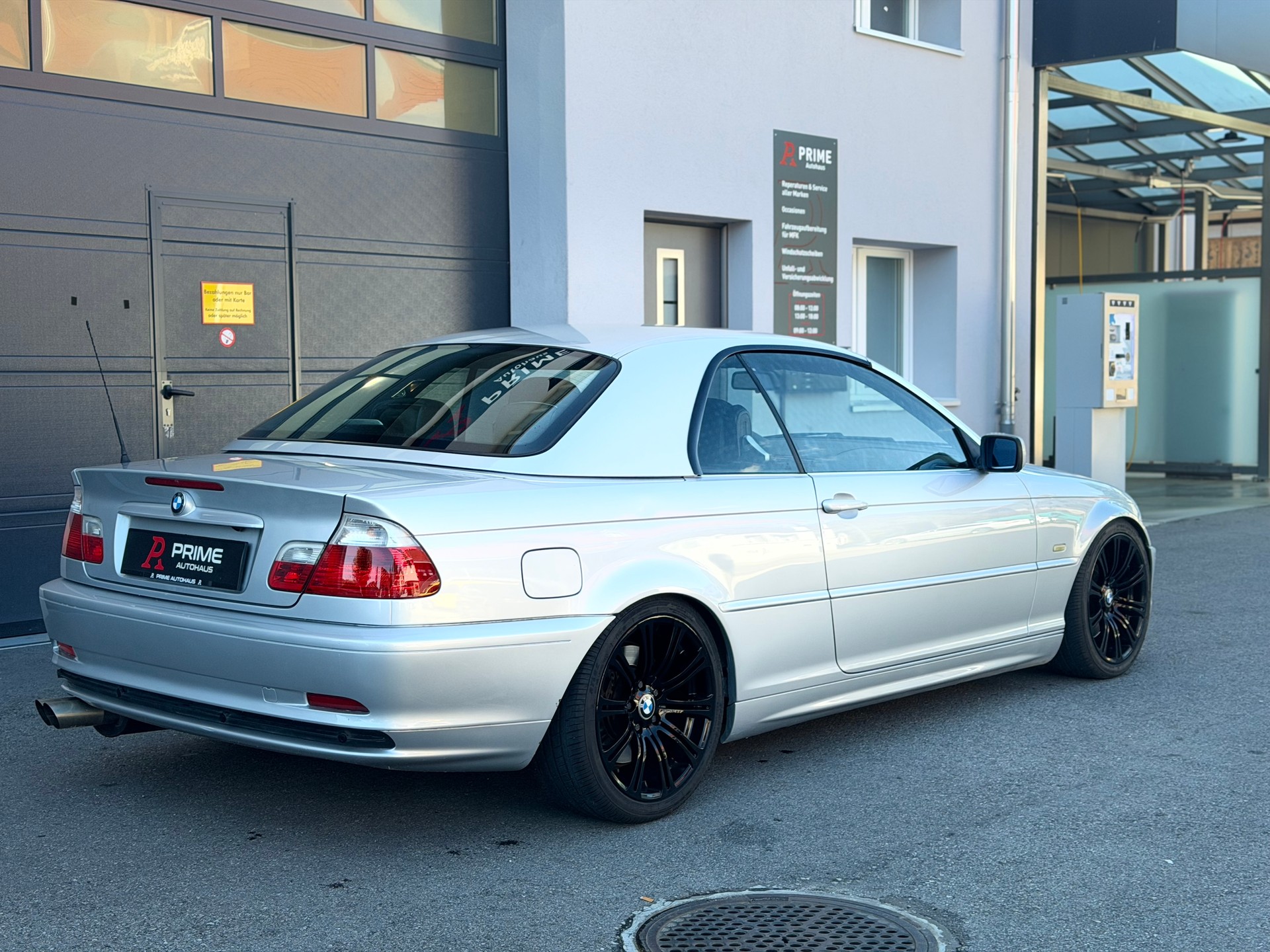 BMW 330Ci Cabriolet-image-1