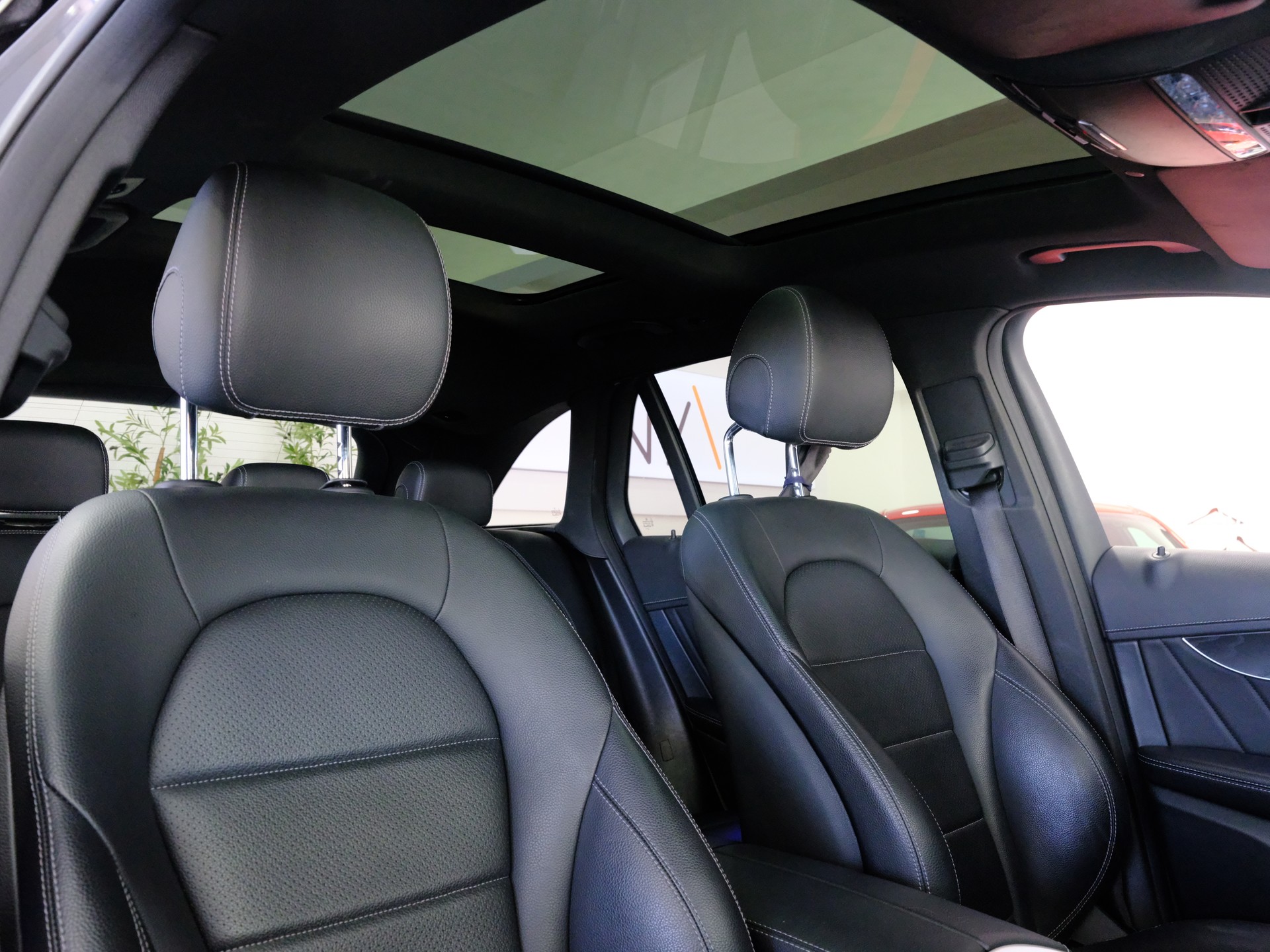 MERCEDES-BENZ GLC 220 d AMG Line 4Matic 9G-Tronic-image-17