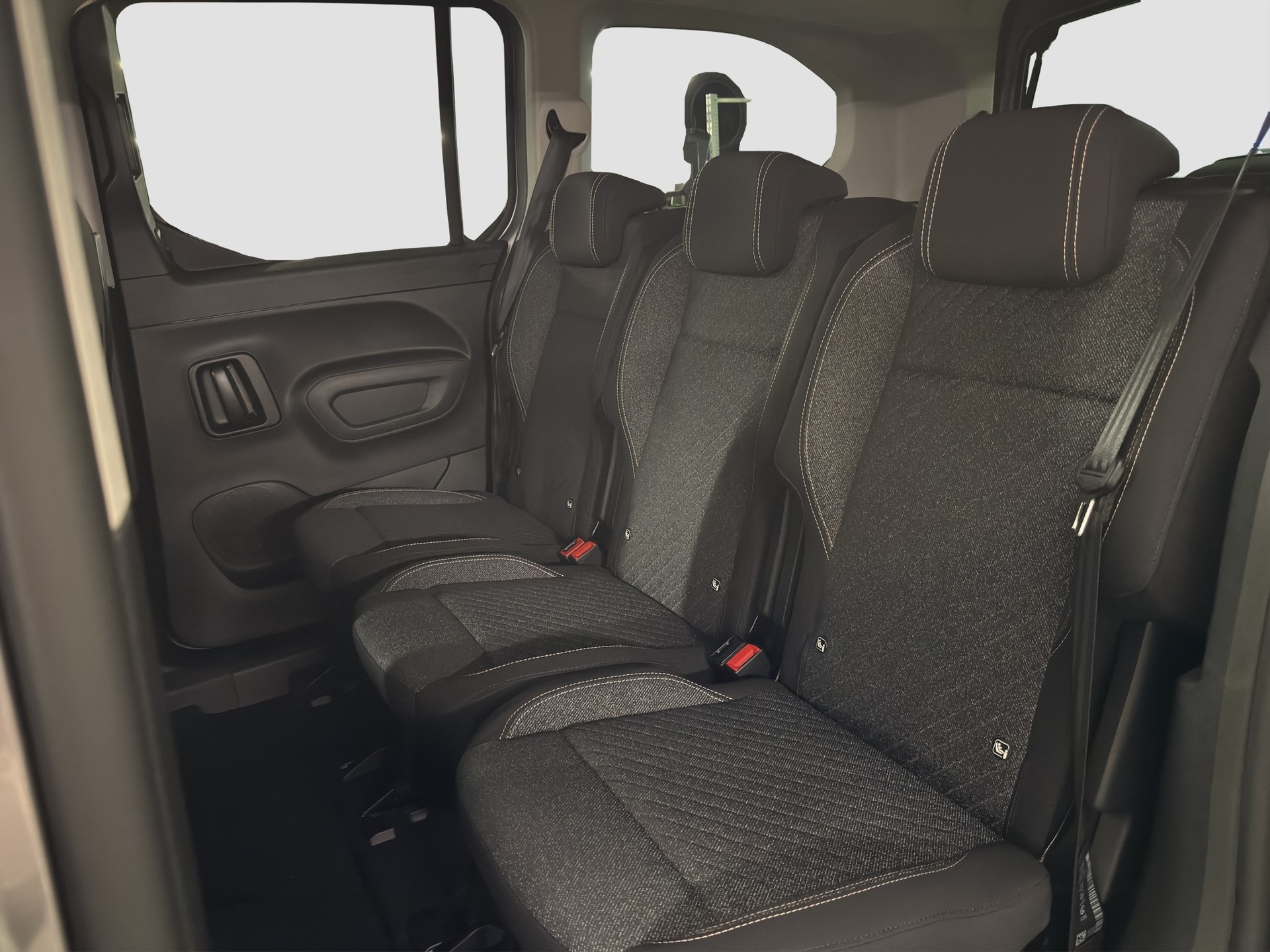 PEUGEOT Rifter Long 1.5 BlueHDi 130 Family Edition-image-10