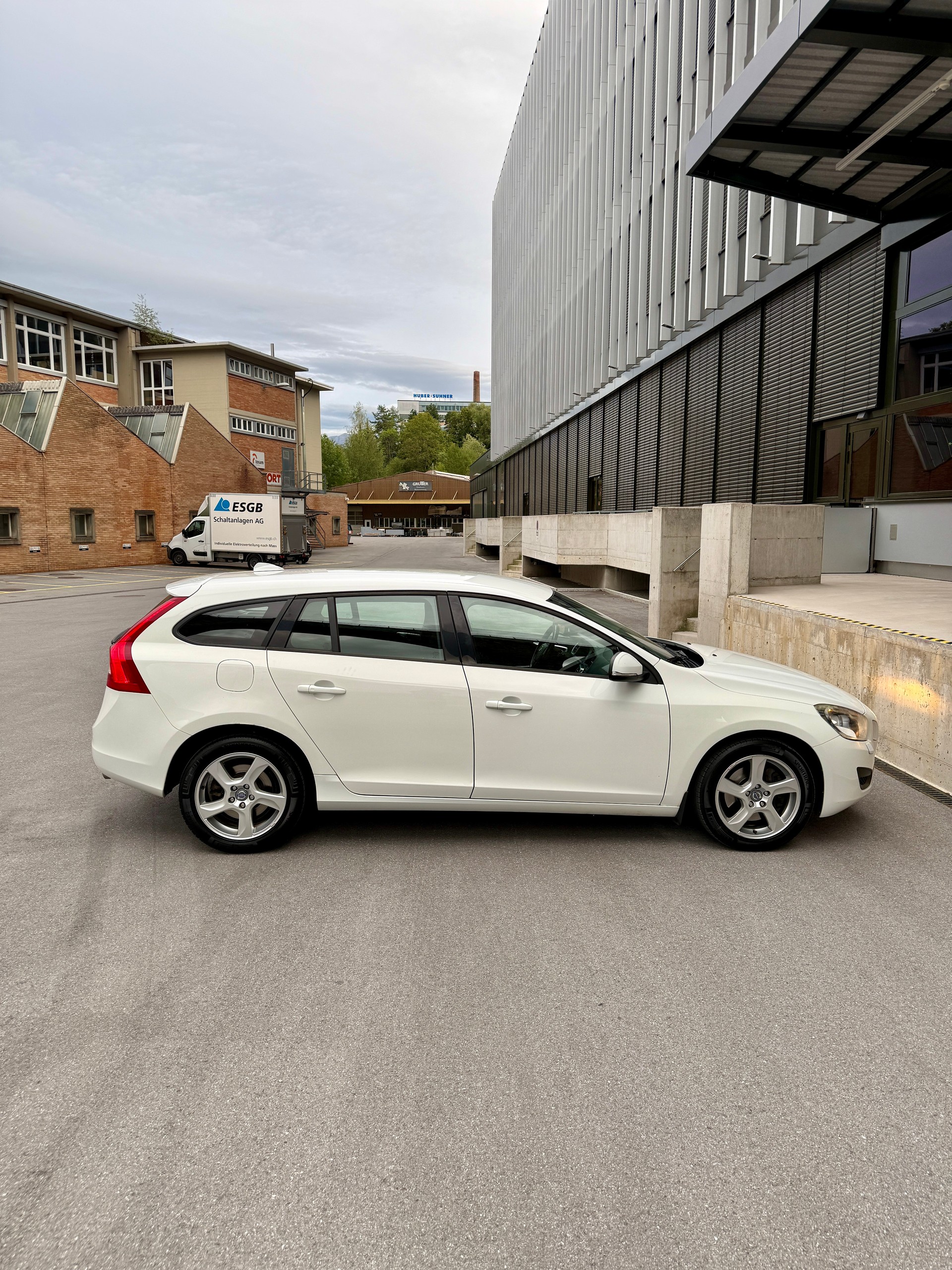 VOLVO V60 D5 AWD Summum Geartronic-image-3