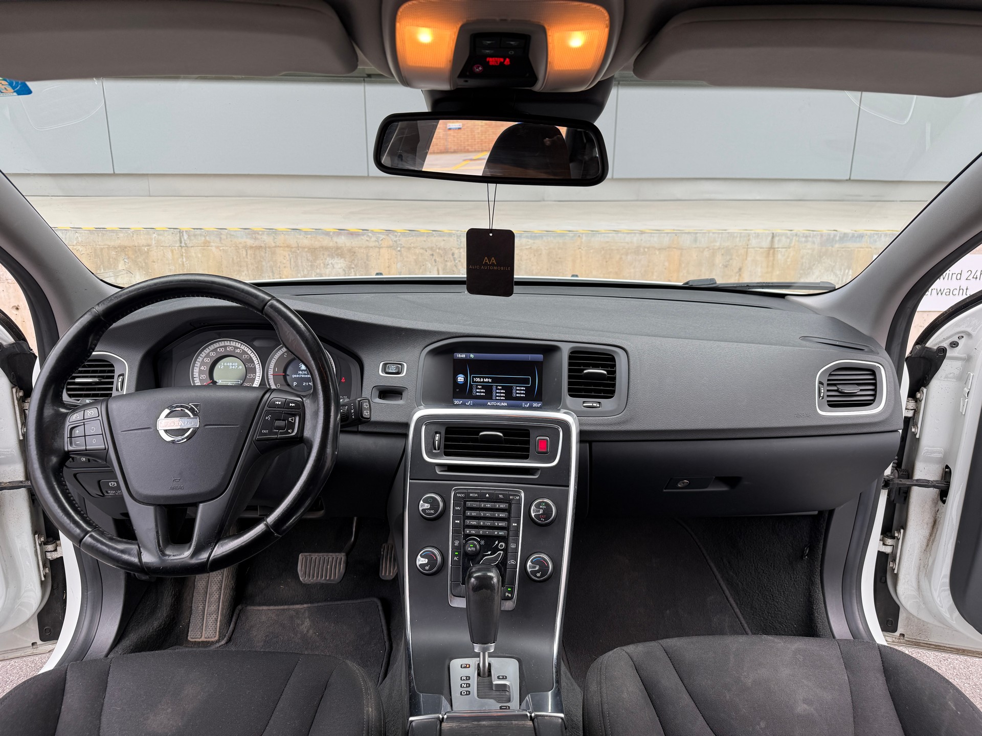 VOLVO V60 D5 AWD Summum Geartronic-image-12