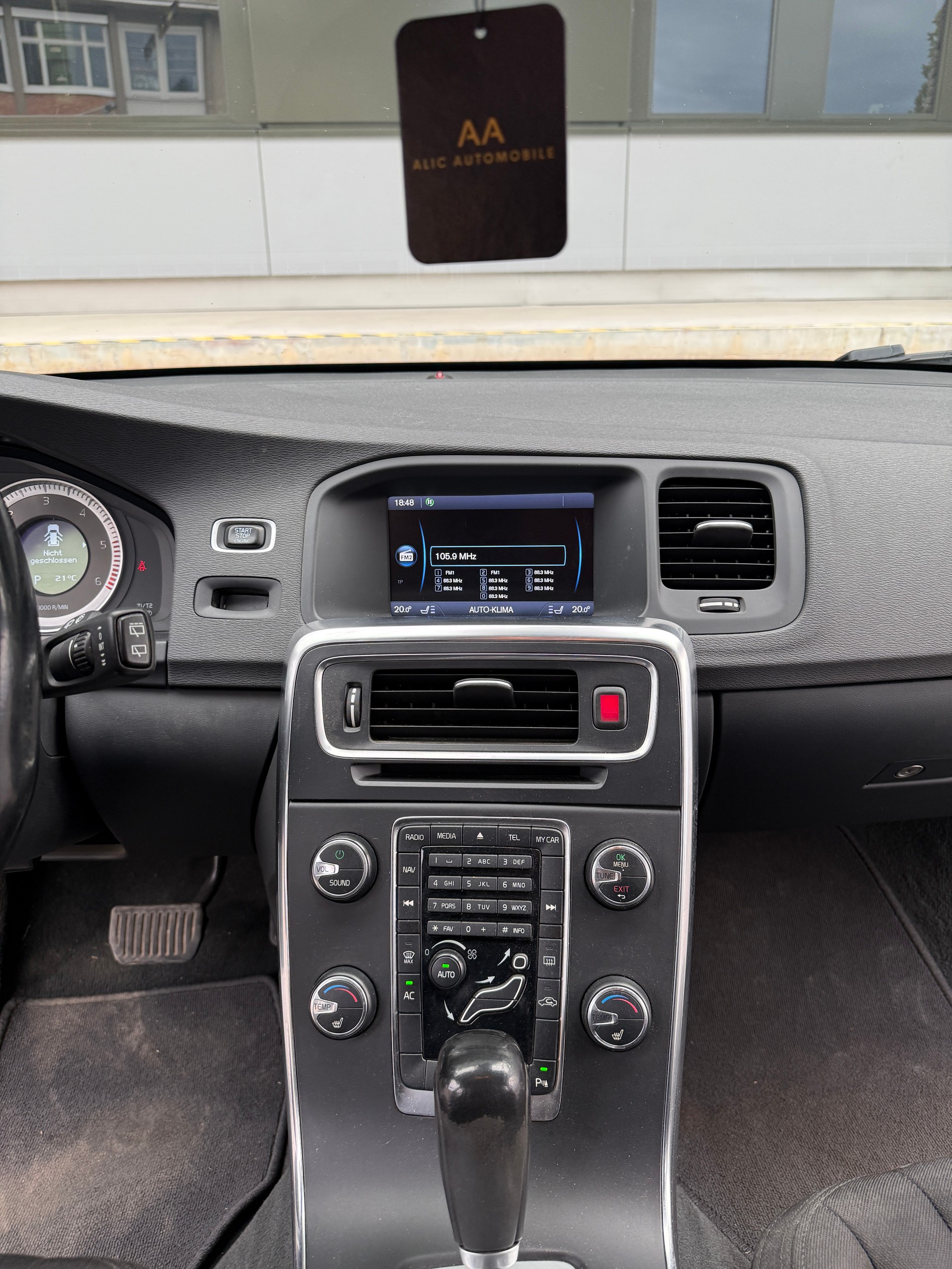 VOLVO V60 D5 AWD Summum Geartronic-image-14